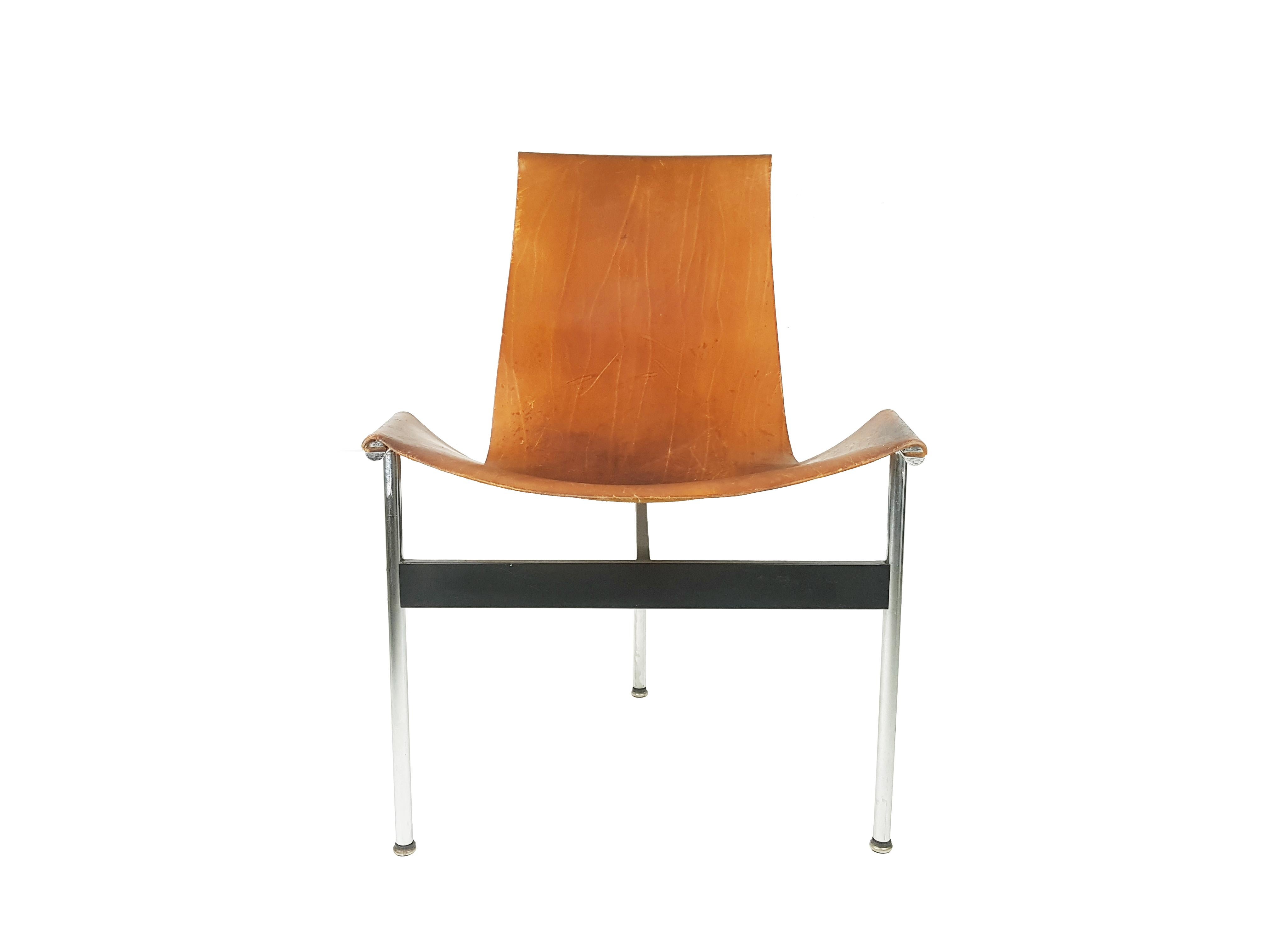 This T chair model 3LC was designed by Douglas Kelly, Ross Littell and William Katavolos for Laverne International in New York in 1952. The chair is made from chromed tubular steel, lacquered flat steel and natural leather. It remains in a good