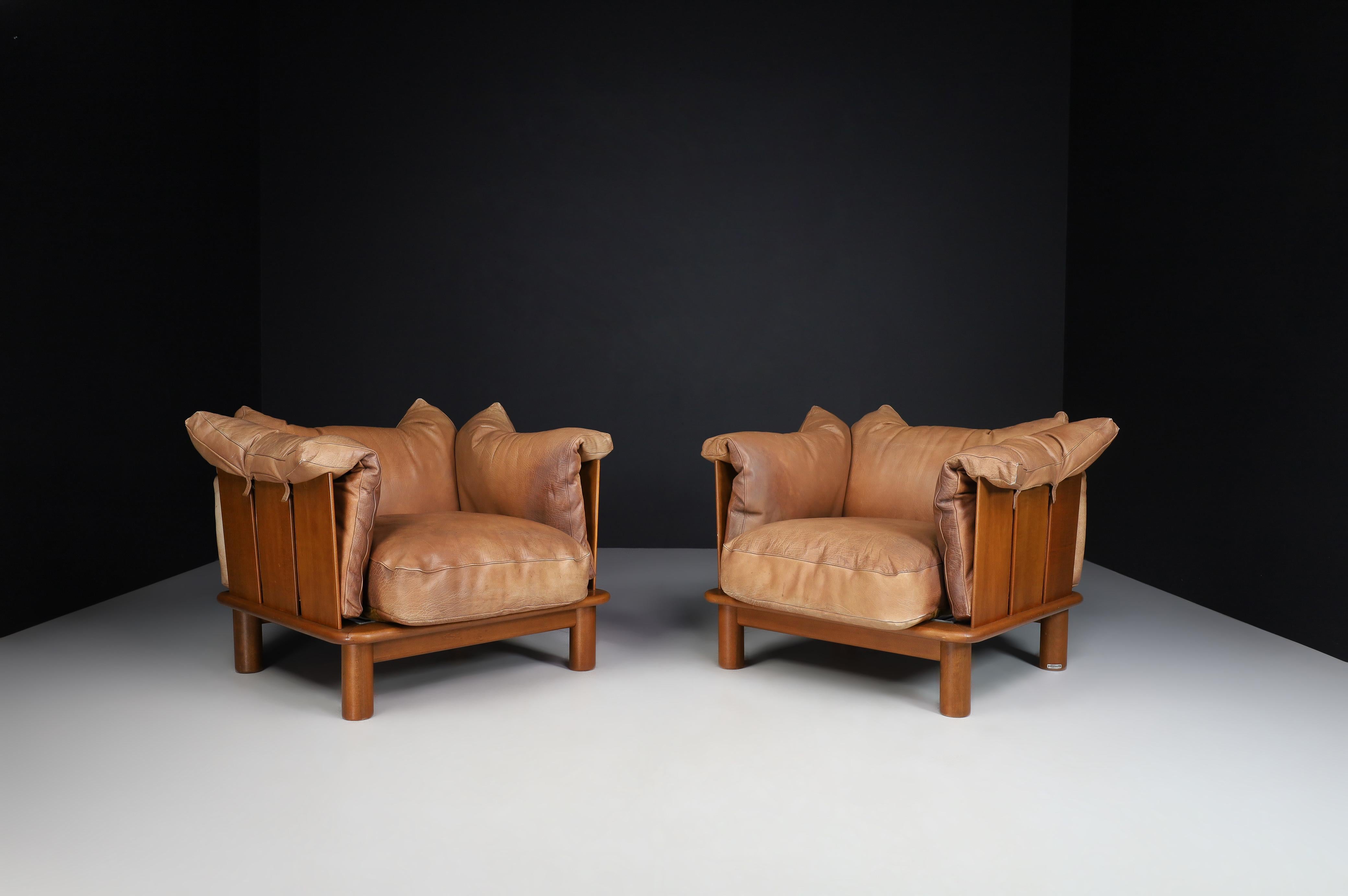 Mid-Century Modern pair of two lounge chairs, patinated brown leather, walnut, De Pas, D'Urbino & Lomazzi, Padova, Italy 1970s

Comfortable and gorgeous seating pieces by these Italian masters. The patina of the leather is just how we like it to