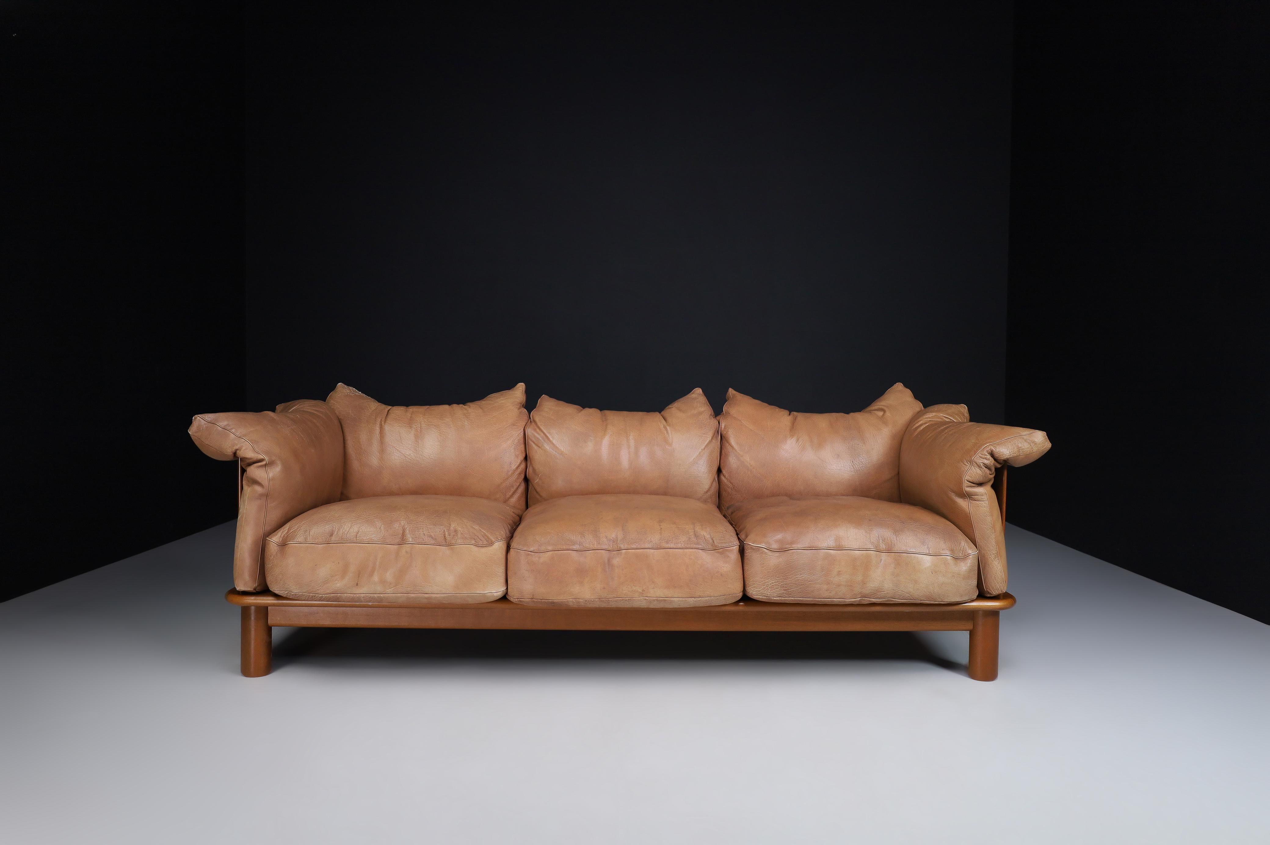 Mid-Century Modern three-seat XL sofa, patinated brown leather, walnut, De Pas, D'Urbino & Lomazzi, Padova, Italy 1970s.

Comfortable and gorgeous seating piece by these Italian masters. The patina of the leather is just how we like it to be. All