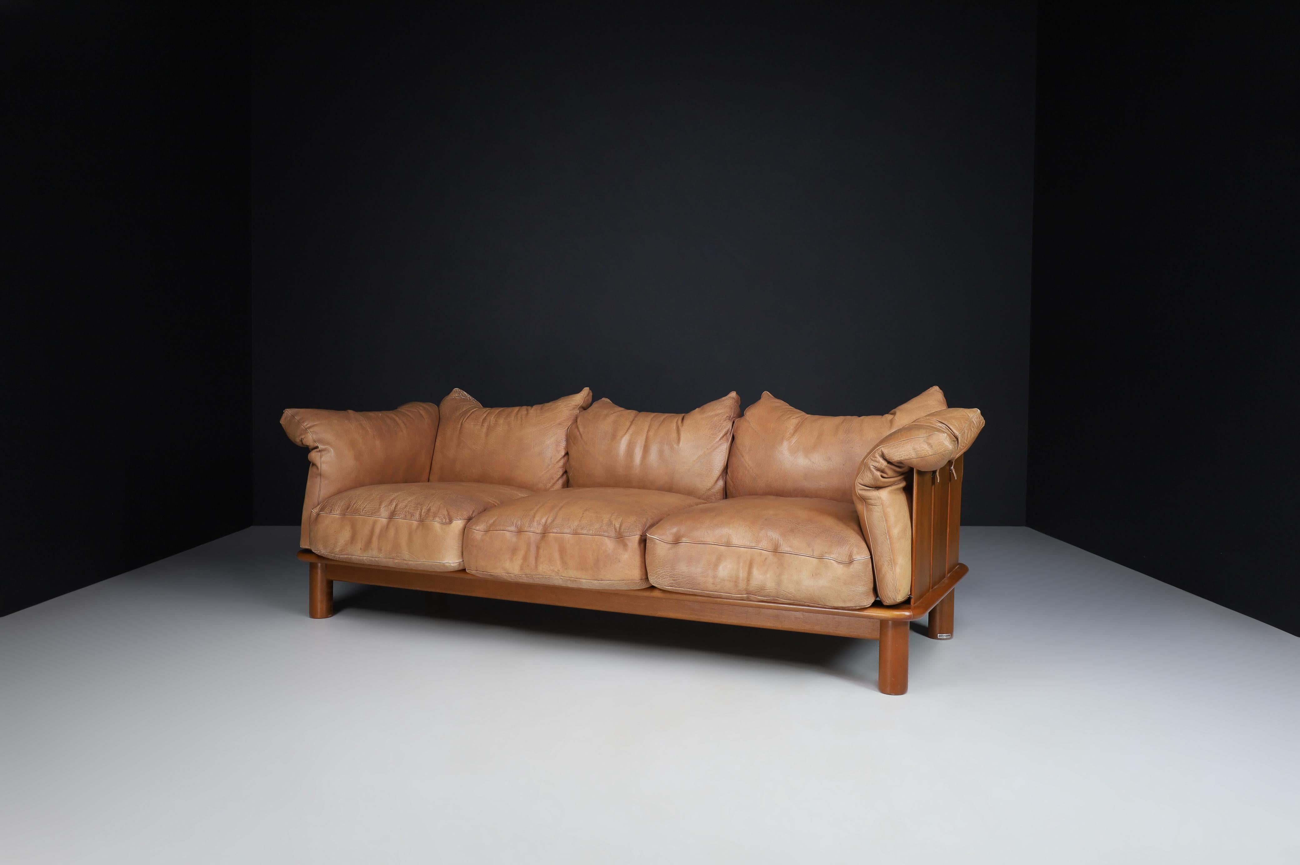 Mid-Century Modern Brown Leather and Walnut XL Sofa from De Pas, D'Urbino Lomazzi for Padova, Italy