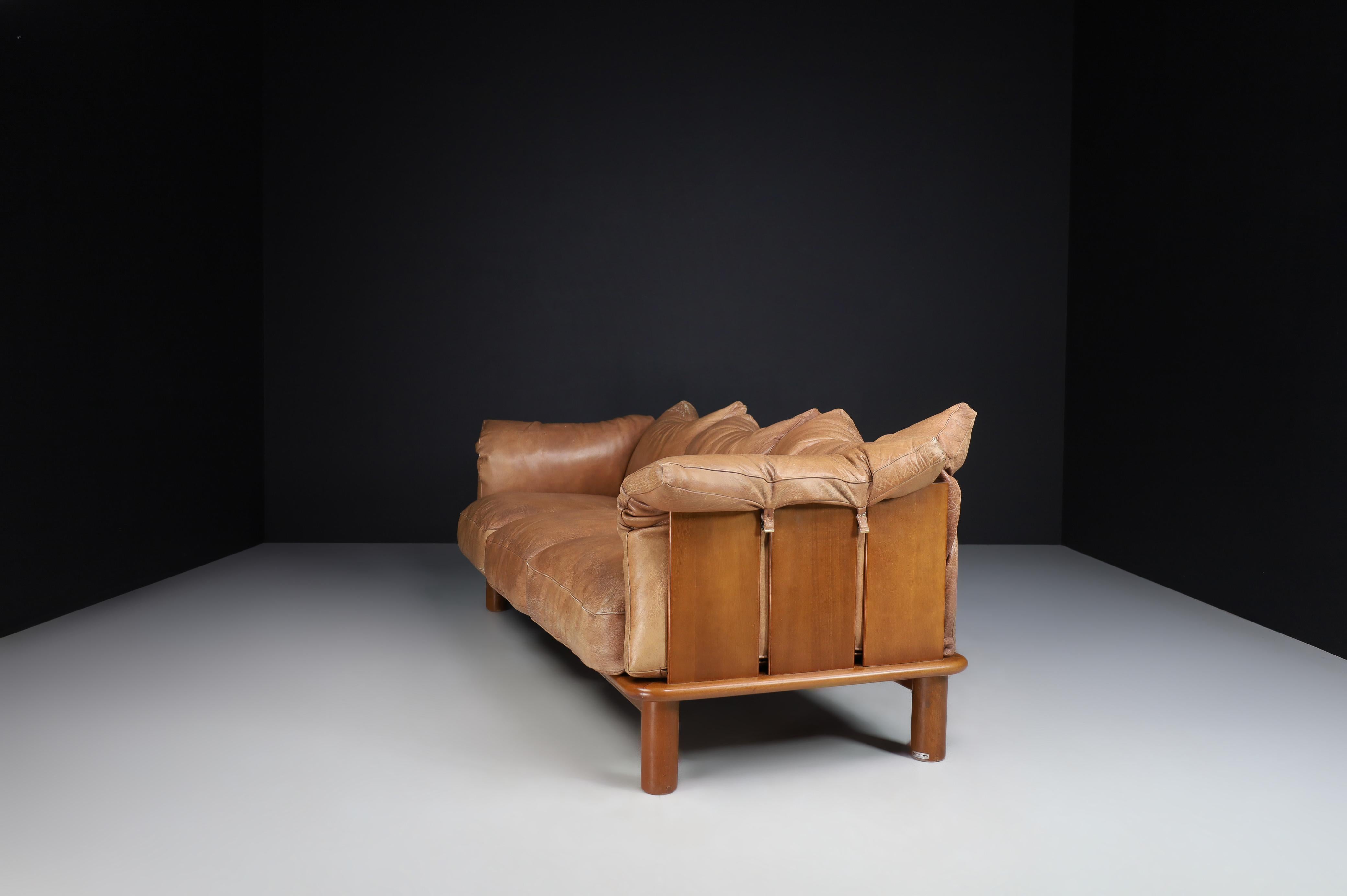 Brown Leather and Walnut XL Sofa from De Pas, D'Urbino Lomazzi for Padova, Italy In Good Condition In Almelo, NL