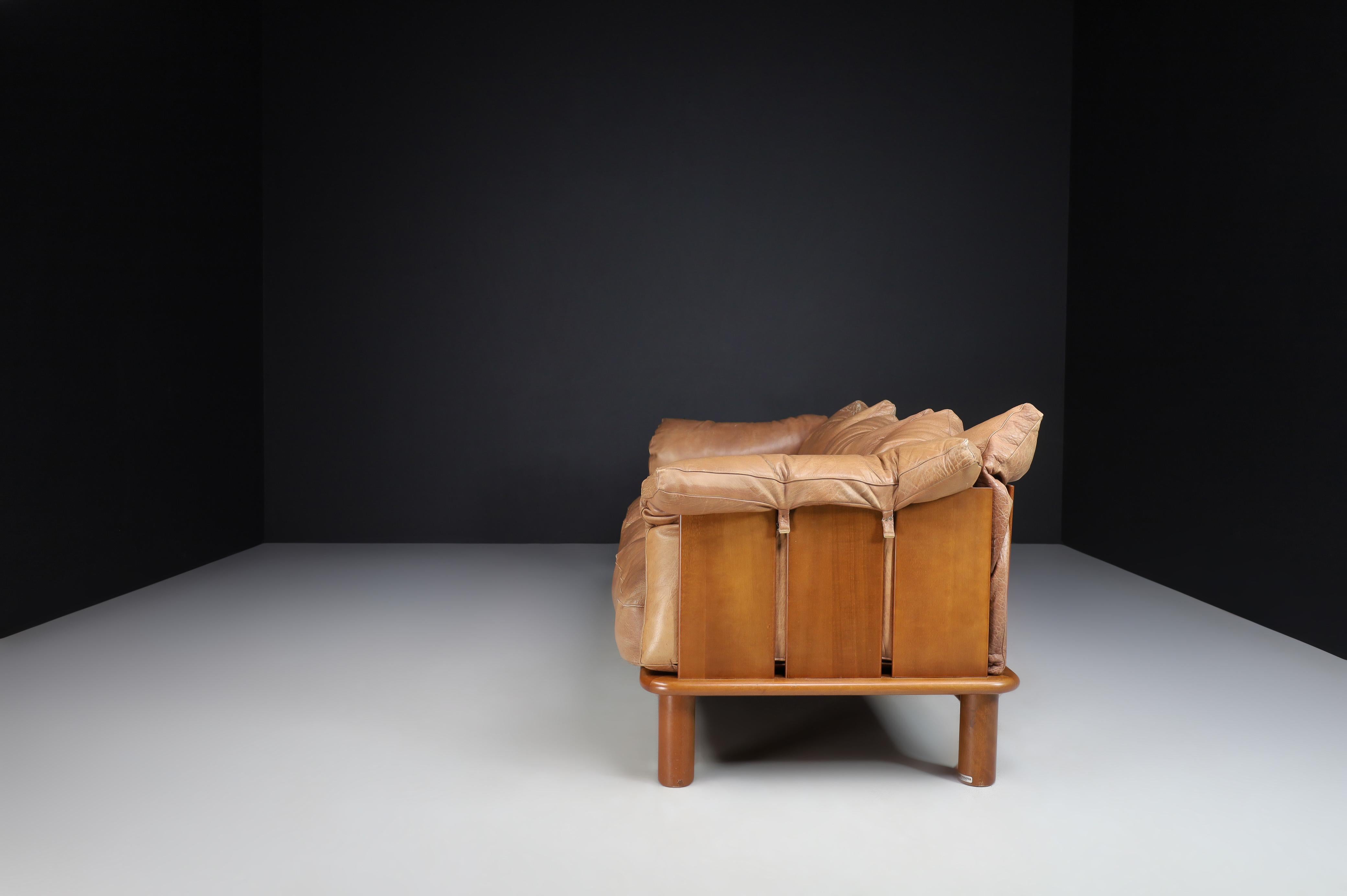 Late 20th Century Brown Leather and Walnut XL Sofa from De Pas, D'Urbino Lomazzi for Padova, Italy