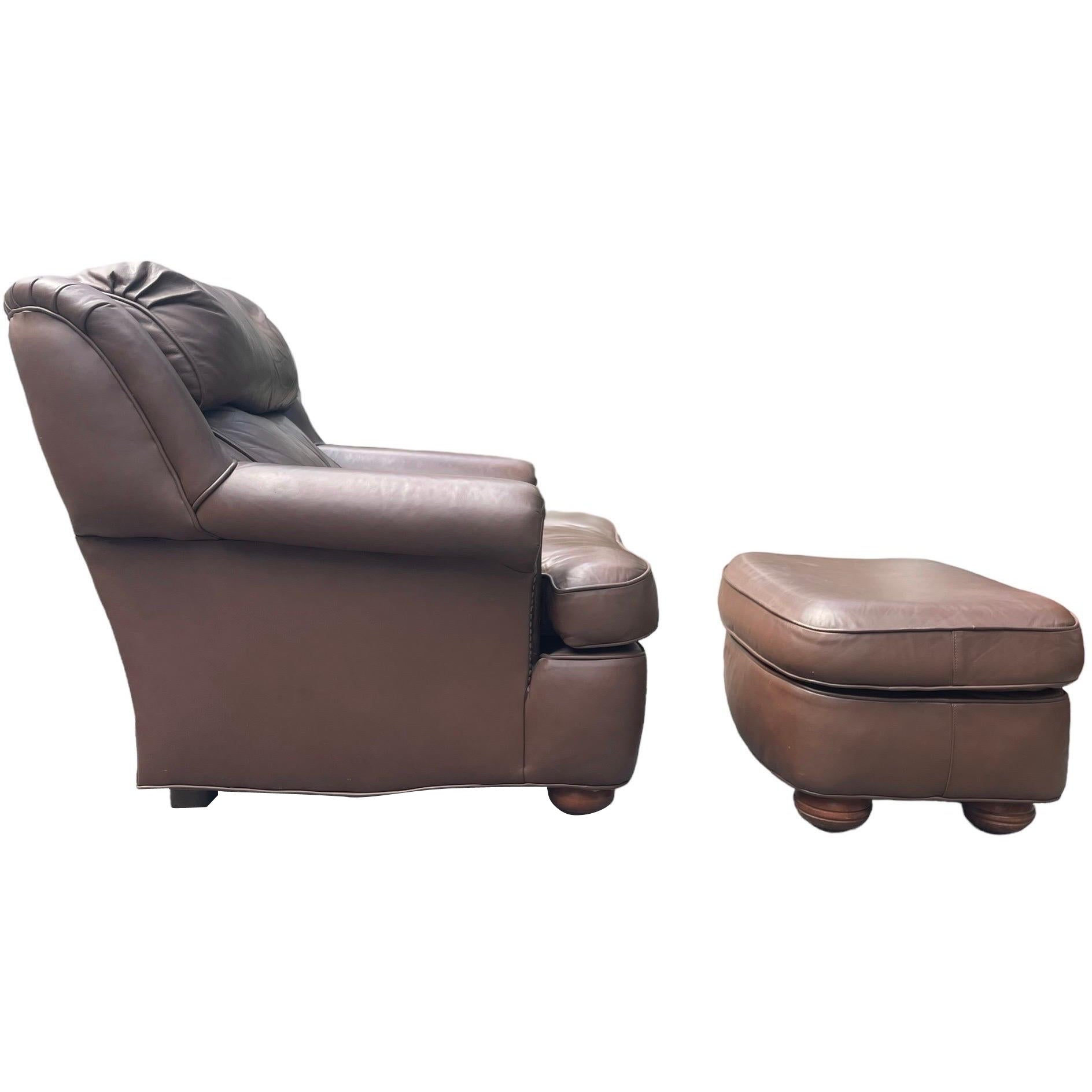 Fauteuil en cuir marron Hancock & Moore Fauteuil club en cuir avec ottoman