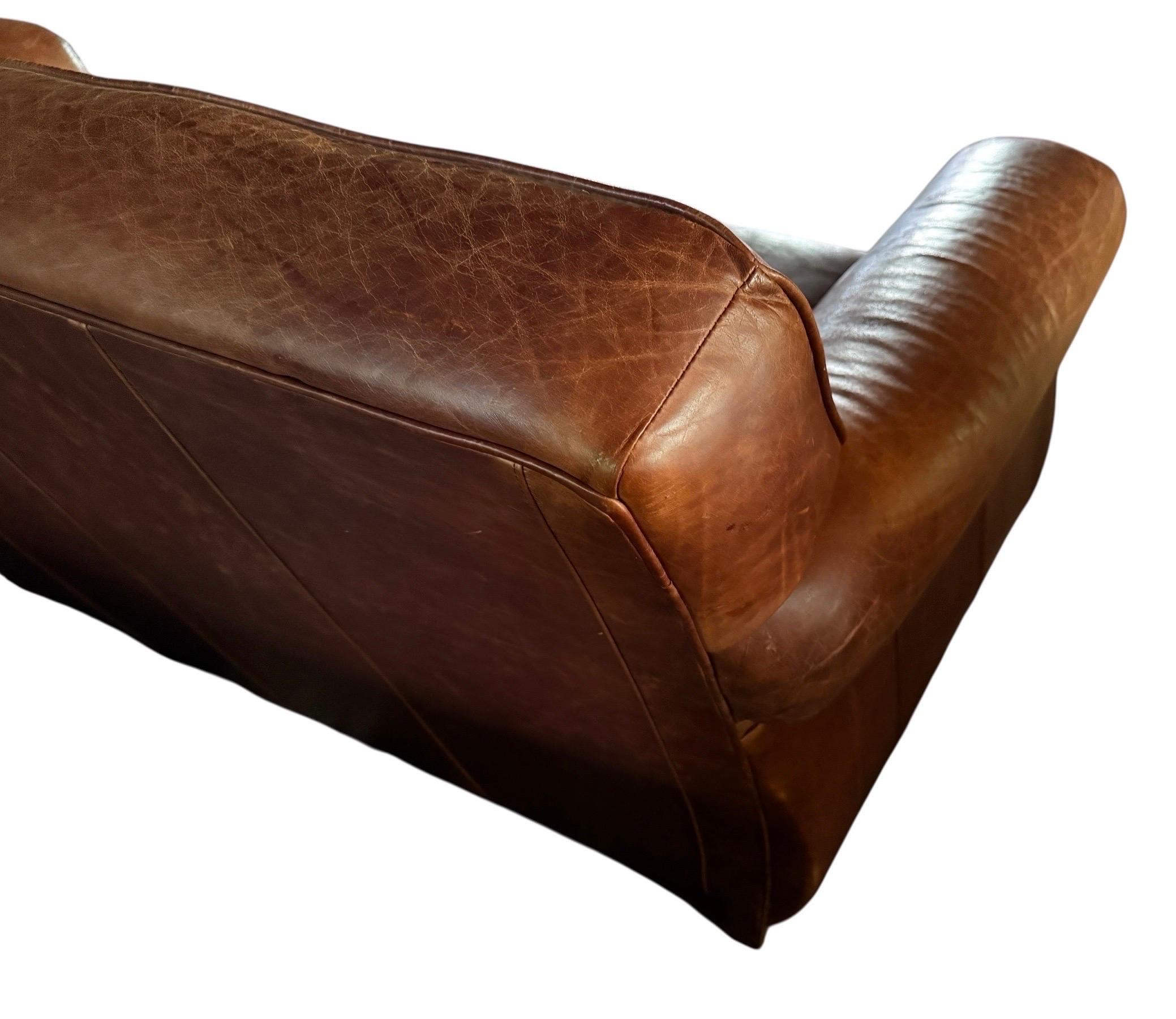 Sofá Sofá Art Decó de cuero marrón de Mitchell Sofá de cuero dorado Sala de estar en Bueno estado para la venta en Rochester, NY