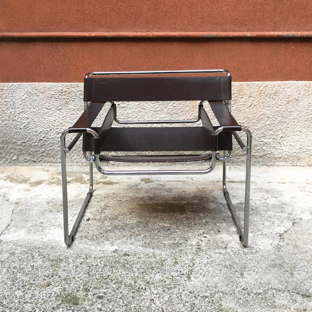 Brown leather B3 Wassily armchair by Marcel Breuer for Gavina, 1968
Mod.B3 armchair by Marcel Breuer, well known as Wassily, was designed in 1925.
This brown leather version comes from seventies it has a chromed metal structure and all the seat in