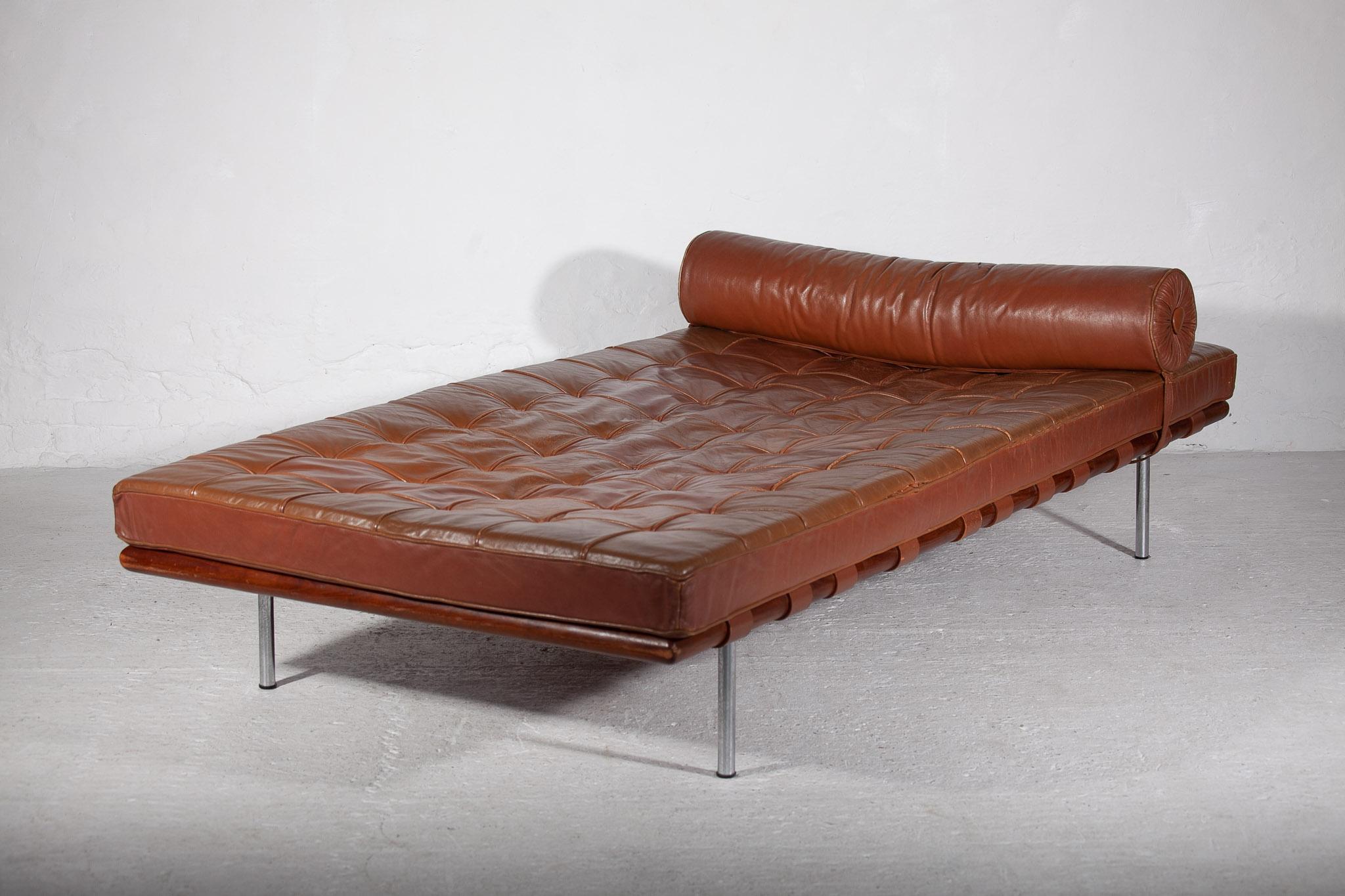Iconique lit de jour original en patchwork de cuir marron conçu par Mies van der Rohe, produit par Knoll dans les années 1960. Belle patine et très bonne qualité du cuir du matelas conçu en combinaison avec un cadre en bois de teck et des pieds