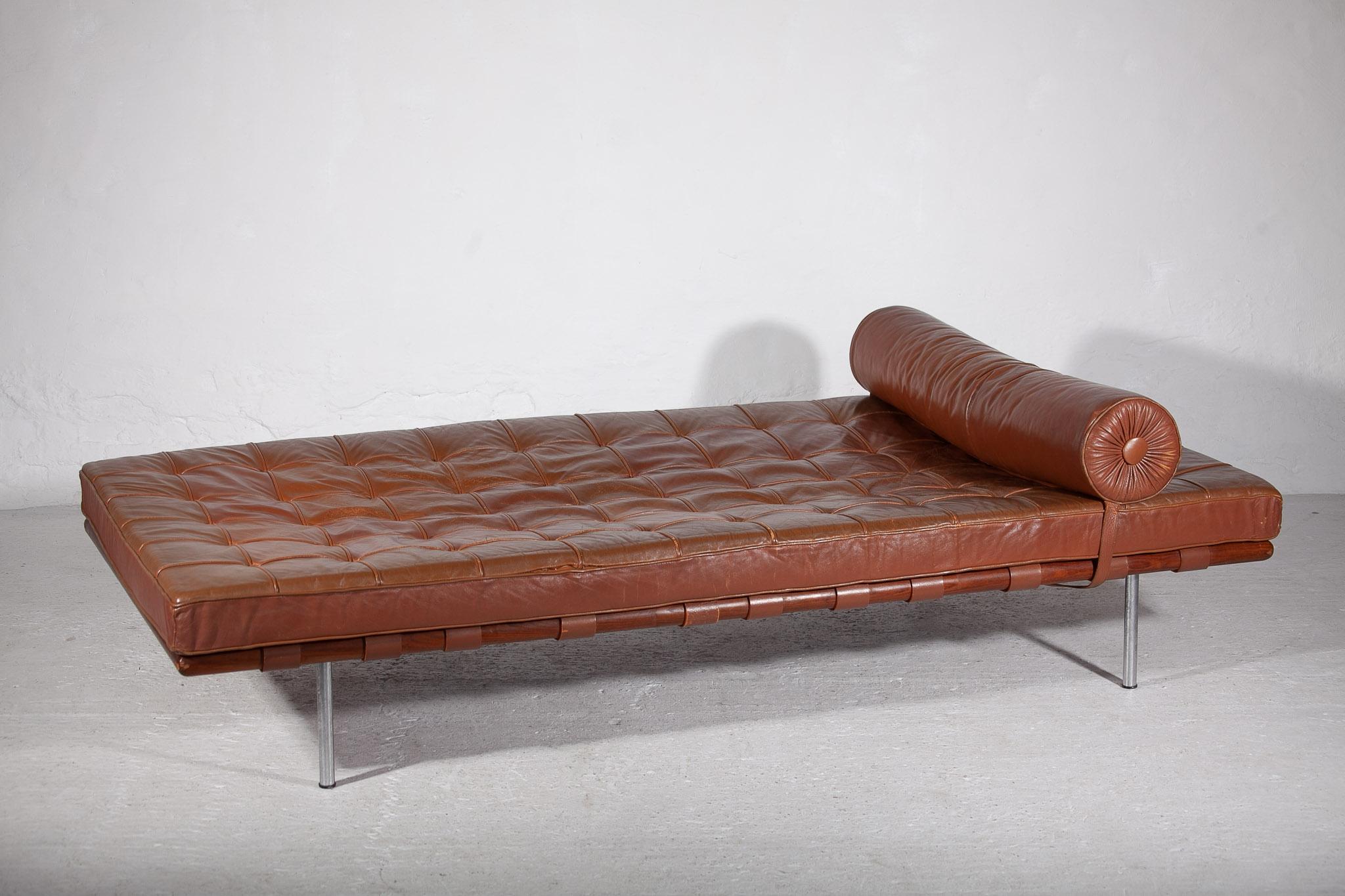 Brown Leather Barcelona Daybed by Ludwig Mies van der Rohe, für Knoll (Moderne der Mitte des Jahrhunderts) im Angebot
