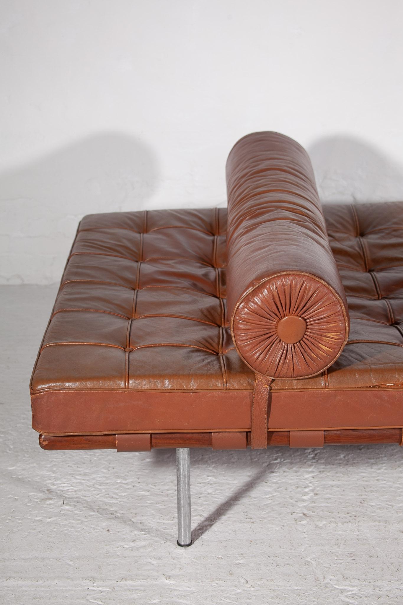 Lit de jour Barcelona en cuir Brown par Ludwig Mies van der Rohe, pour Knoll Bon état - En vente à Antwerp, BE