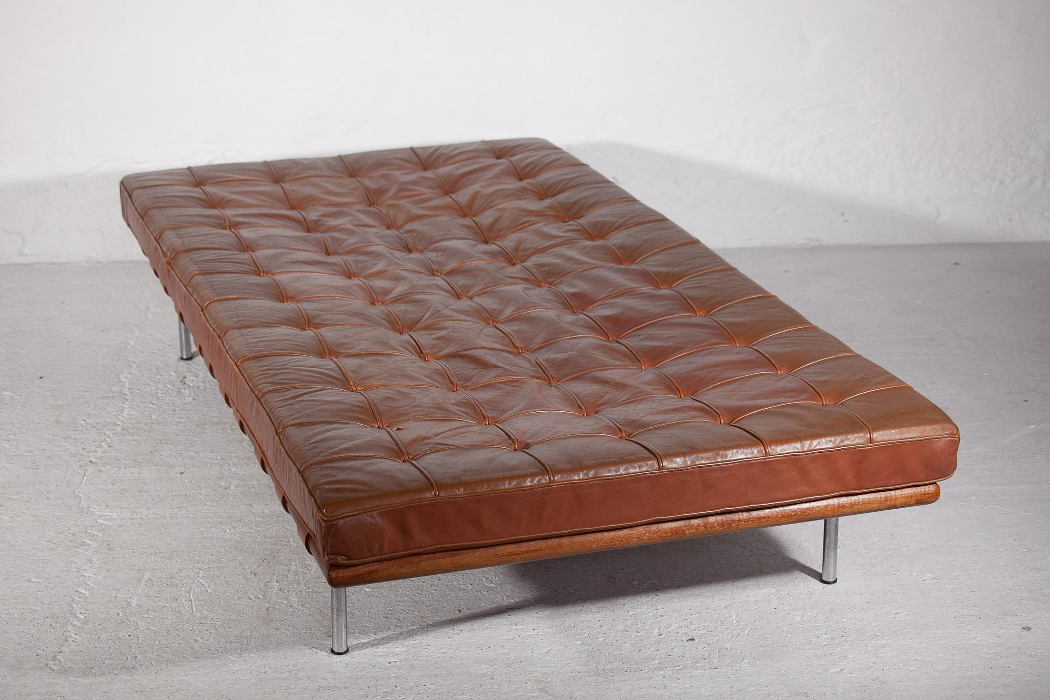 Brown Leather Barcelona Daybed by Ludwig Mies van der Rohe, für Knoll (Mitte des 20. Jahrhunderts) im Angebot