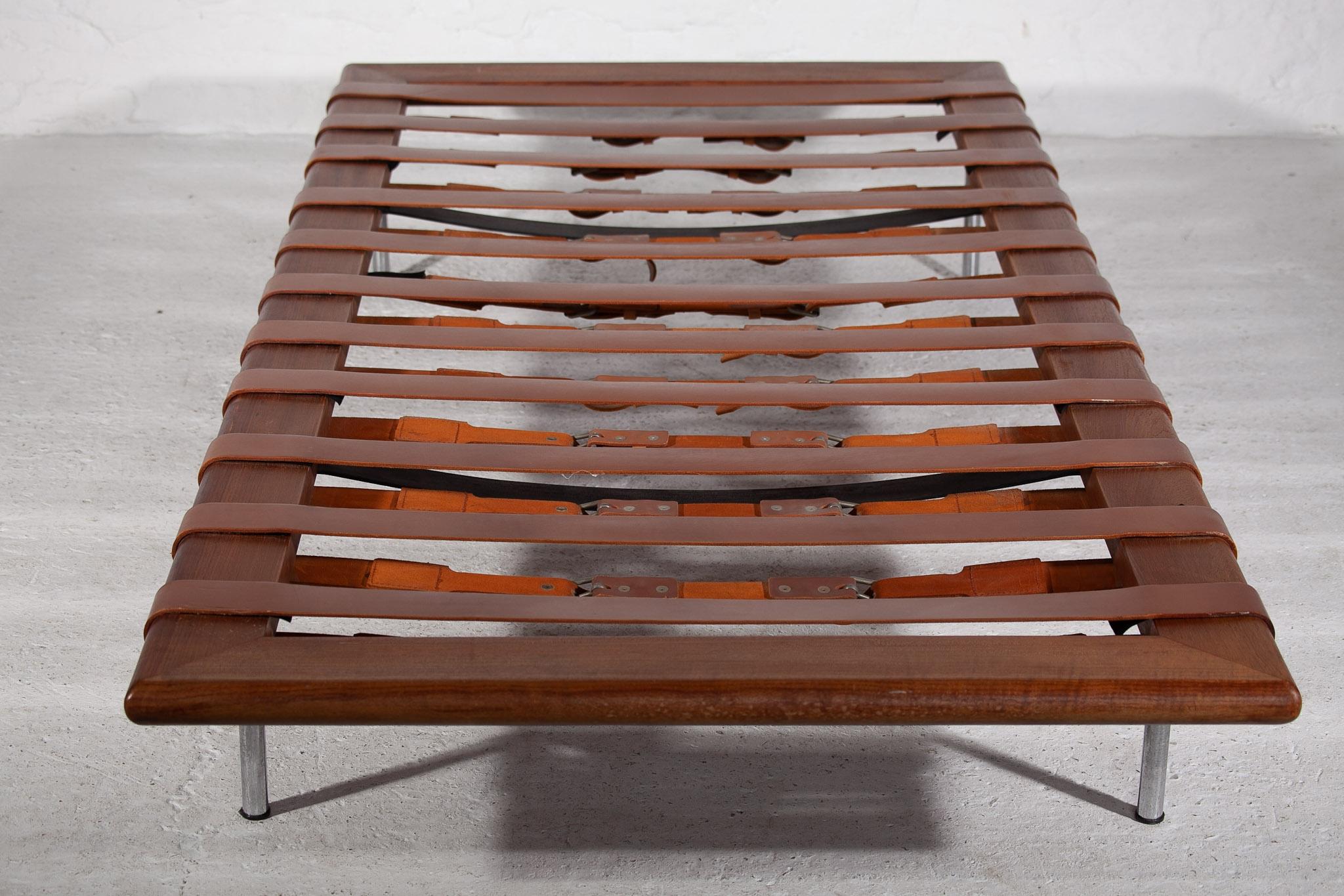 Mid-20th Century Brown Leather Barcelona Daybed by Ludwig Mies van der Rohe, for Knoll For Sale