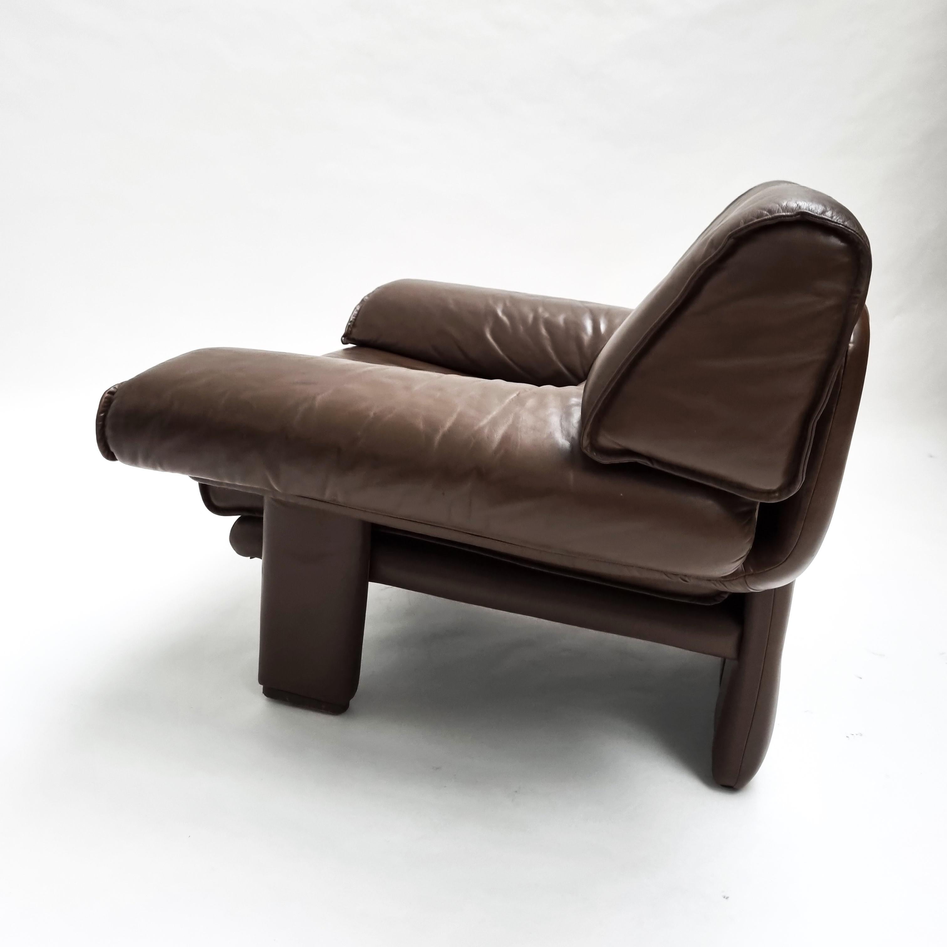 Loungesessel aus den 1970er Jahren. Tolle Form, bequeme Sitzposition, ein Schmuckstück für jeden Raum. Die Form ist schön, breite Armlehnen, abnehmbares Sitzpad. Schließlich ist der Stuhl mit einem hochwertigen, kastanienbraunen Leder mit gealterter
