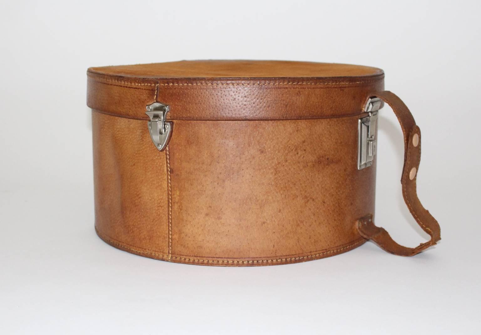 Mid Century Modern vintage hat case from leather 1950s, Austria.
One snap-lock and two locks with a carrying strap.
Great leather patina
Labelled Max Feichtinger Graz Jakominiplatz
Very good condition with minor signs of age and use.
approx.