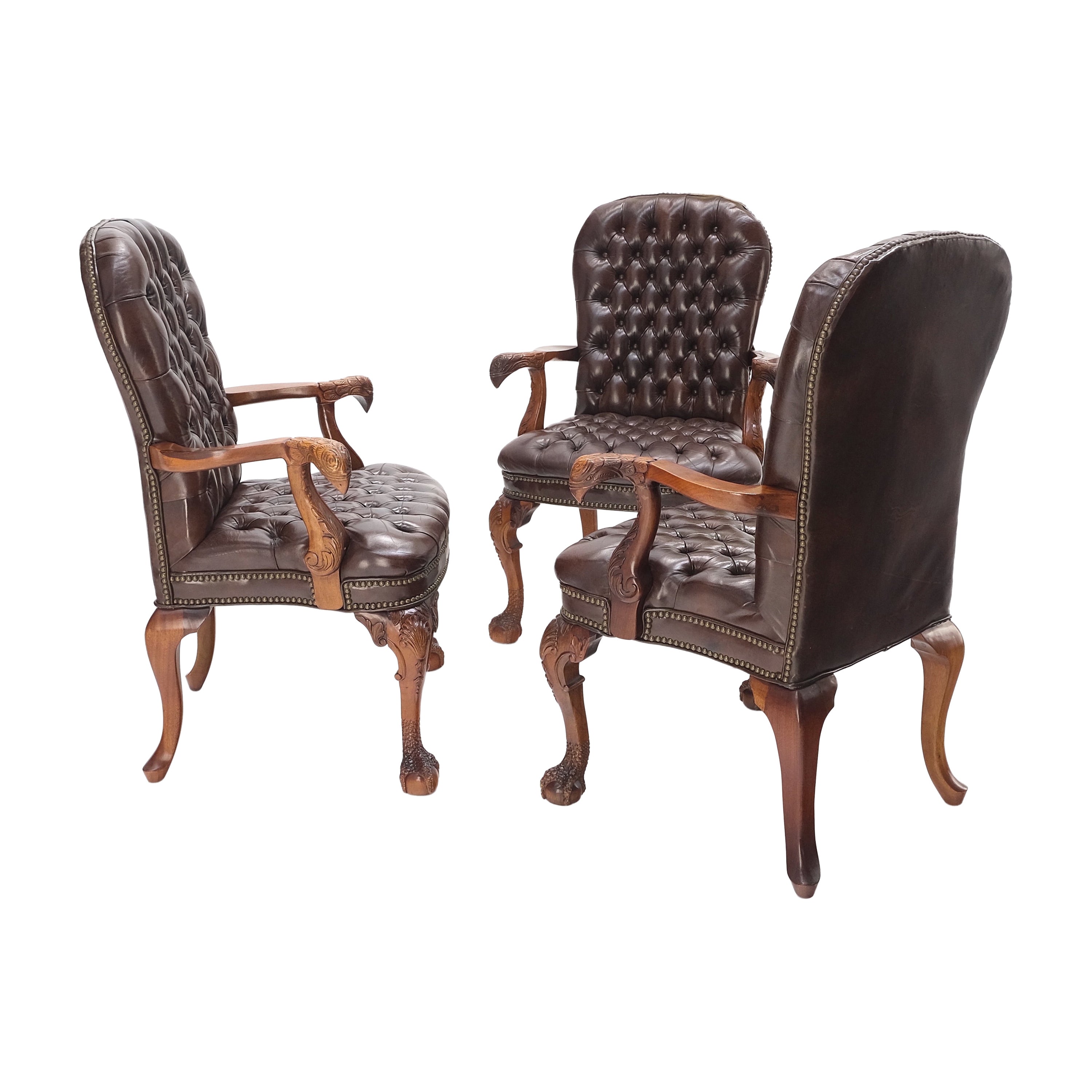 Braune Chesterfield-Sessel mit Rückenlehne und Sitz aus geschnitztem Nussbaumholz