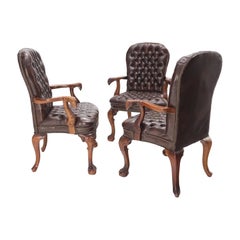 Chesterfield en cuir brun Dossier et siège Fauteuils en noyer sculpté Fauteuils de cheminée
