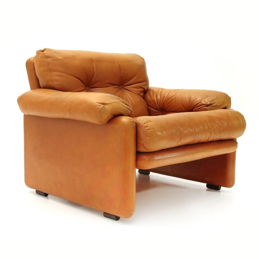 Armchair produced by B & B Italia in the 1960s on a project by Tobia Scarpa.
Metal structure padded and lined in leather.
Backrest, seat and armrests padded and stitched with buttons.
Good general conditions, some signs due to normal use over