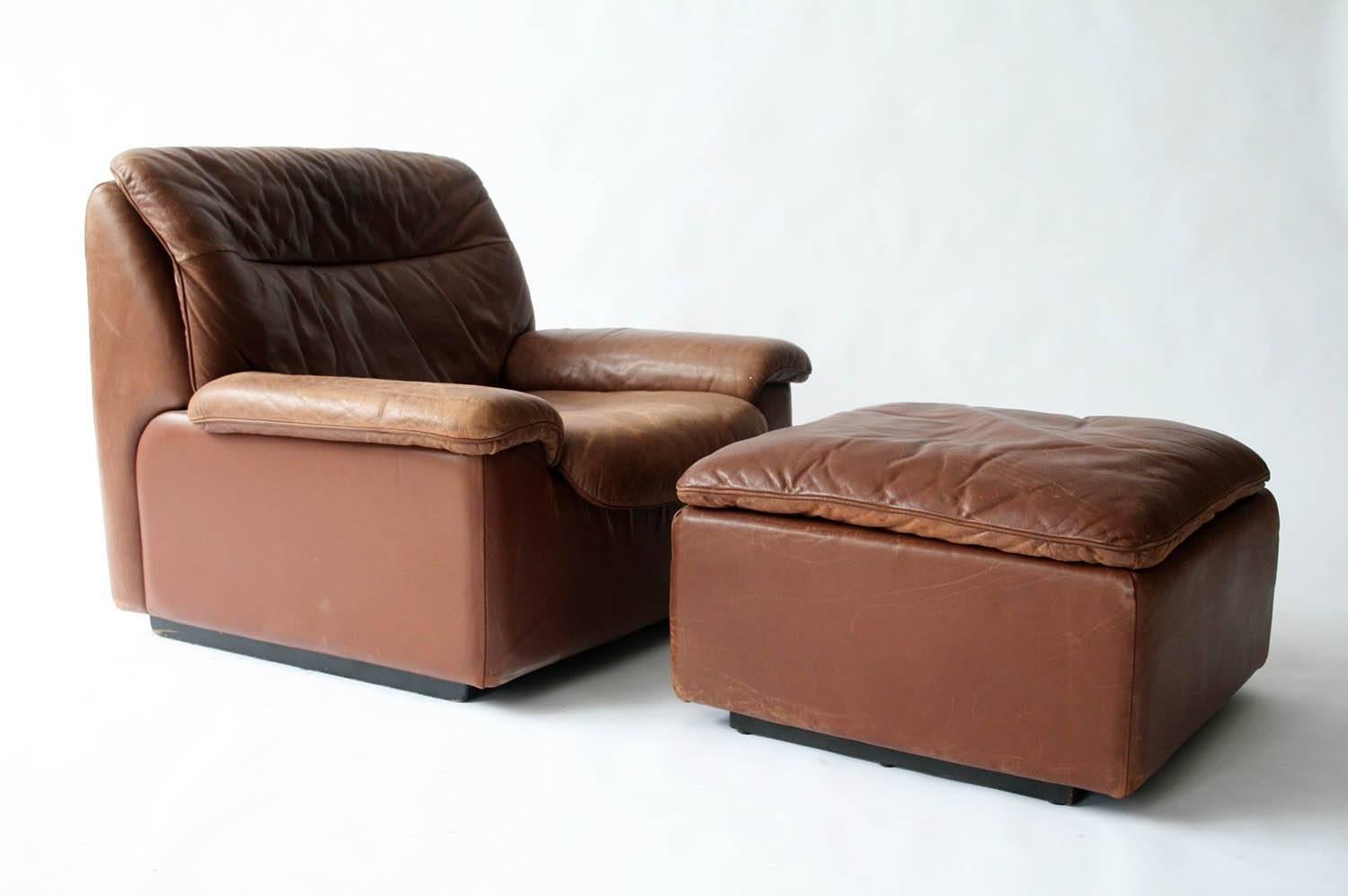 Brown leather De Sede Switzerland lounge chair and ottoman

Measures: H 15