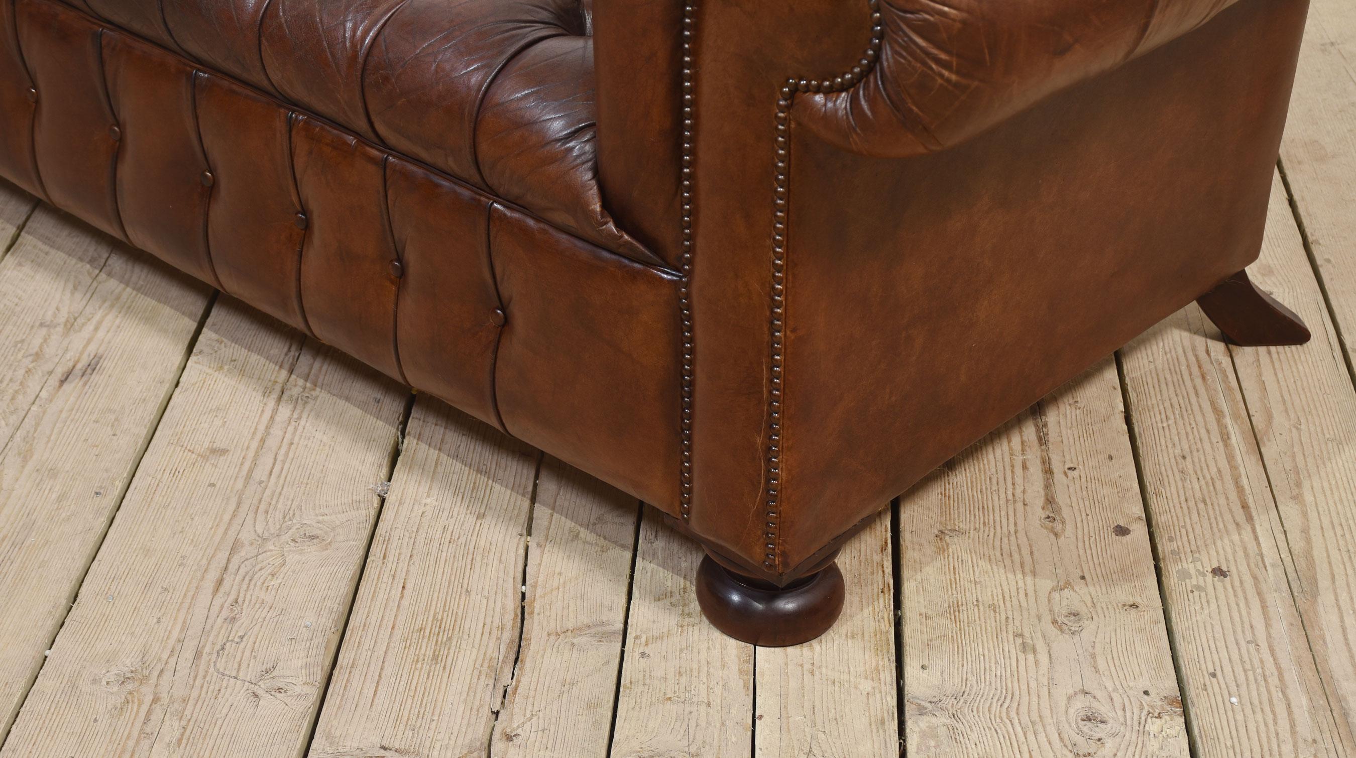 Chesterfield à boutons profonds en cuir Brown en vente 4