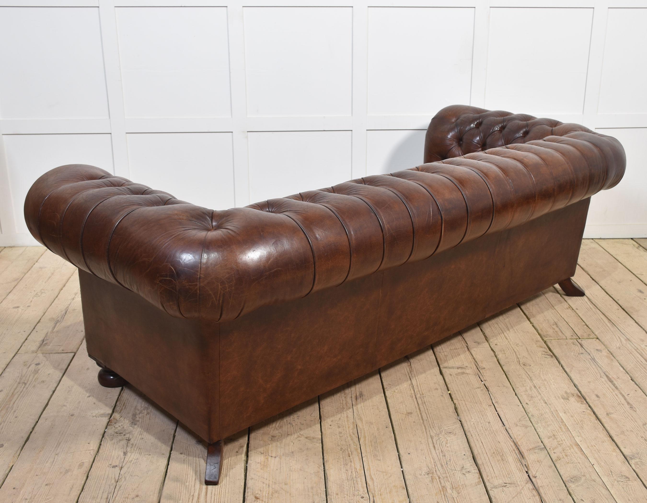 Chesterfield à boutons profonds en cuir Brown en vente 5