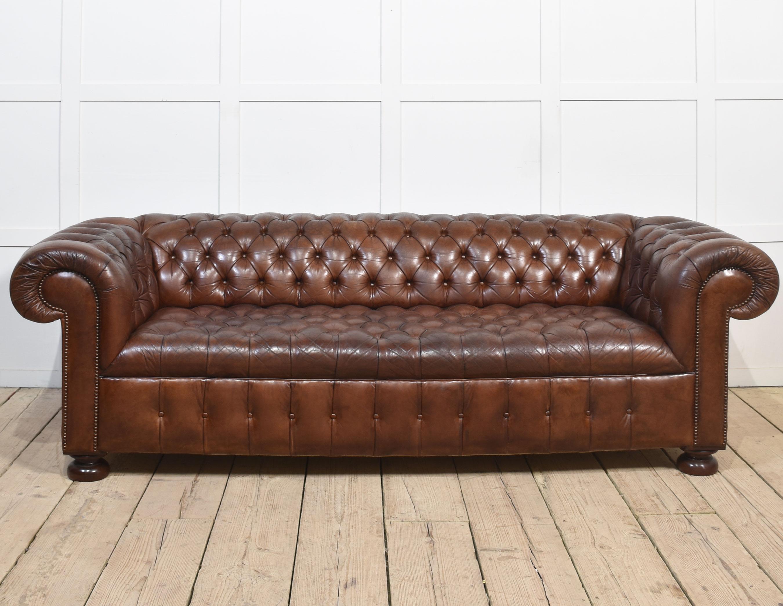 Grand canapé Chesterfield en cuir marron, avec un dossier et une assise profondément boutonnés, le tout reposant sur des pieds tournés. Bon état de conservation, le cuir est souple et joliment usé.
Dimensions
Hauteur 30,5 pouces, hauteur de l'assise