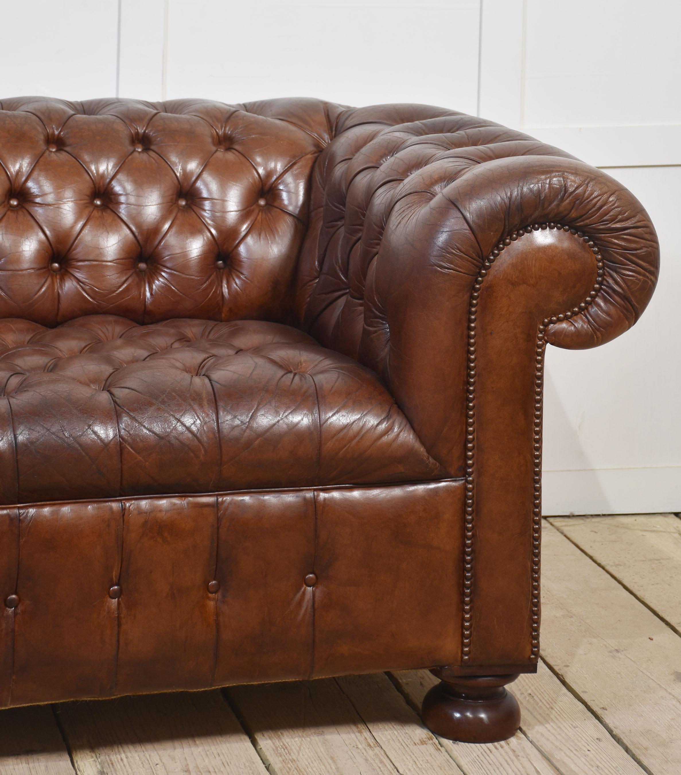 Britannique Chesterfield à boutons profonds en cuir Brown en vente