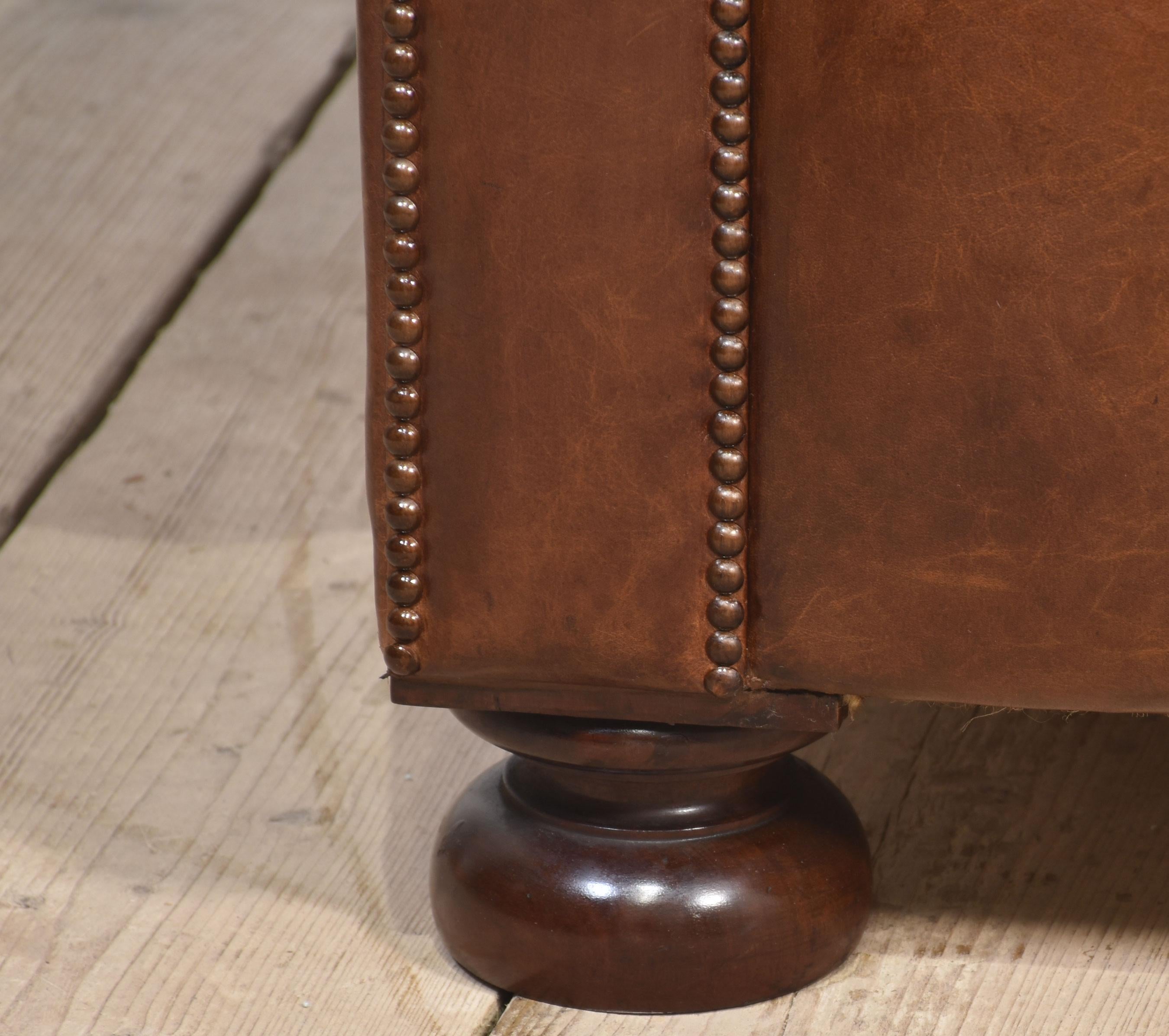 Chesterfield à boutons profonds en cuir Brown Bon état - En vente à Cheshire, GB
