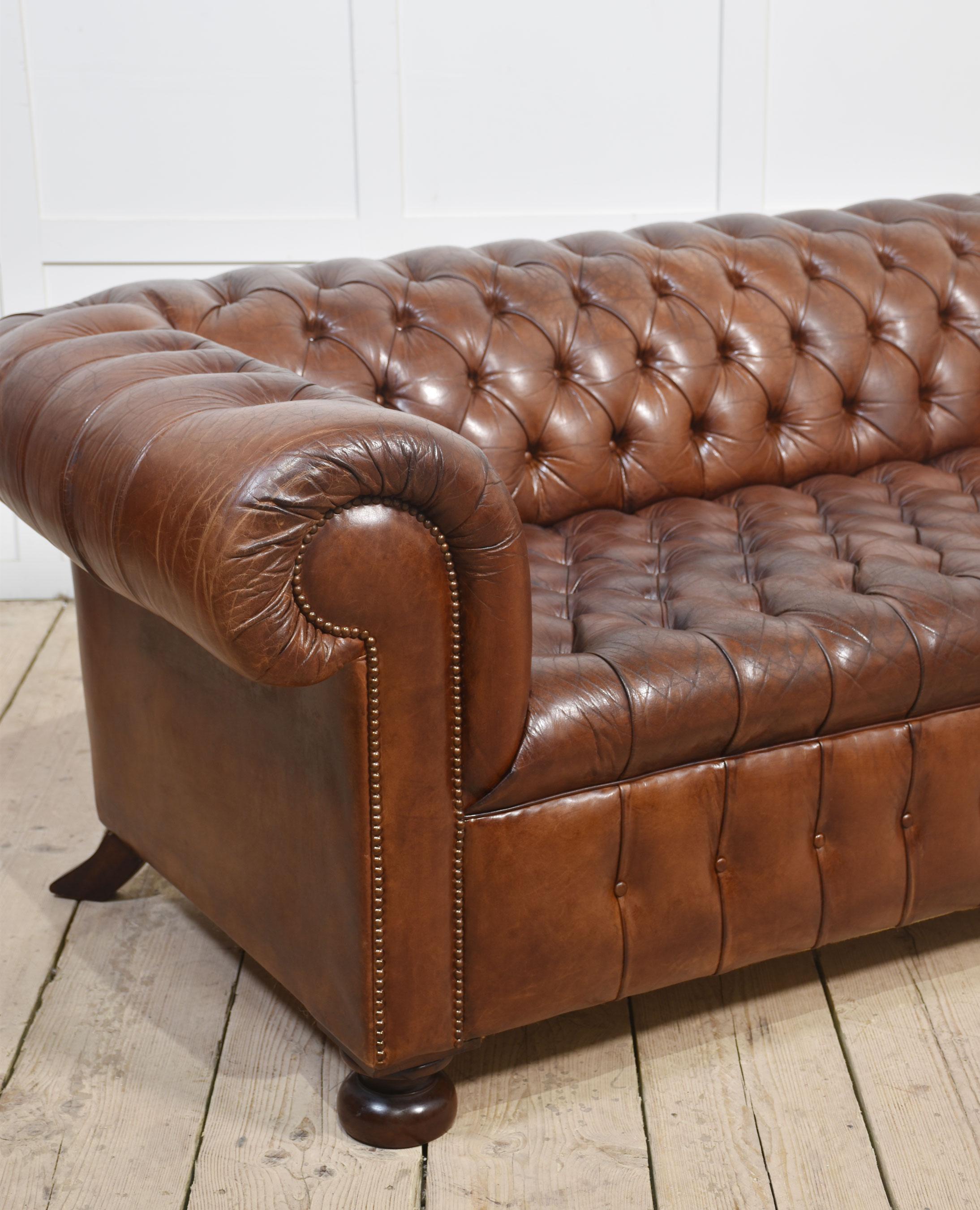 Cuir Chesterfield à boutons profonds en cuir Brown en vente