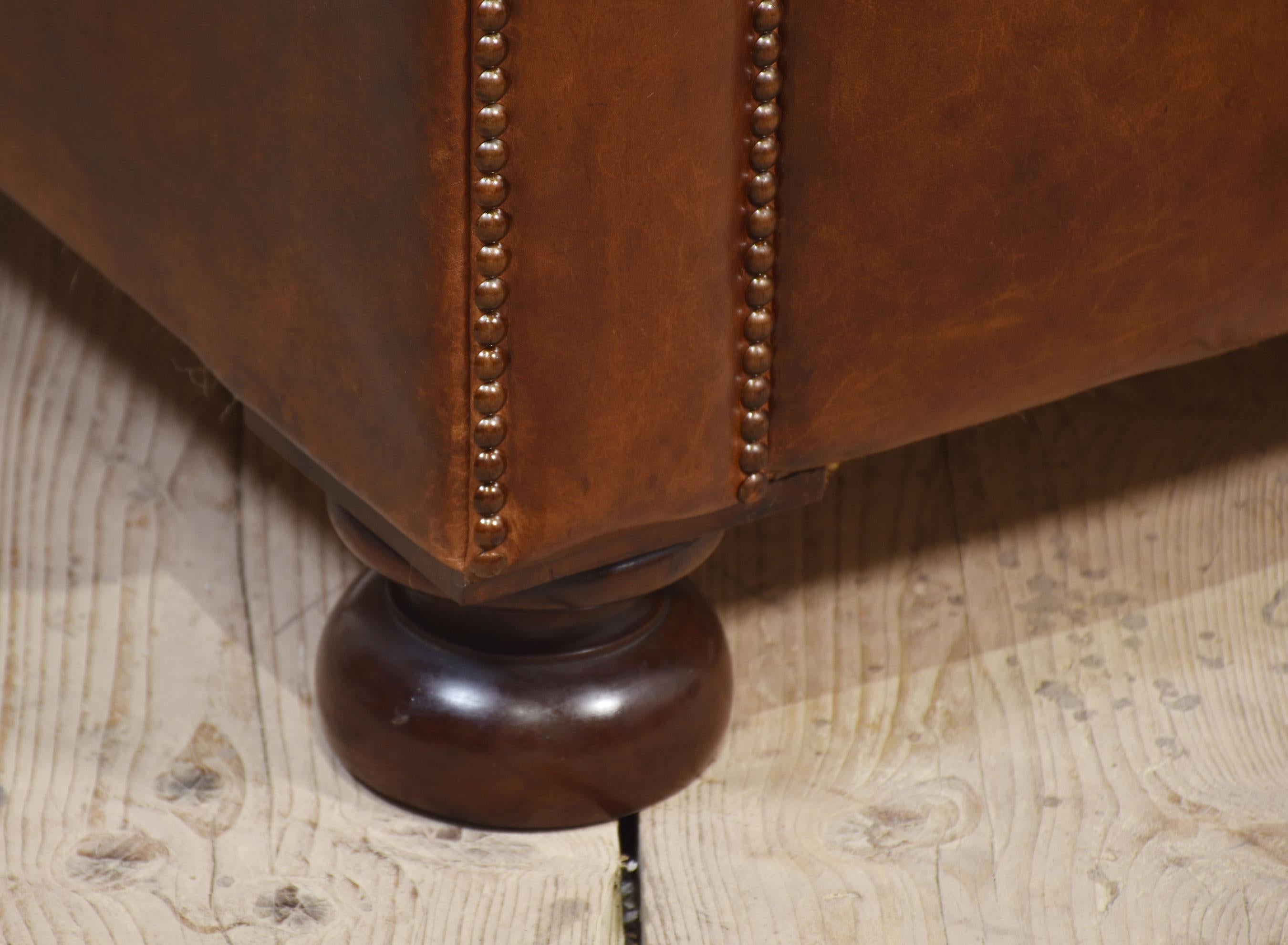 Chesterfield à boutons profonds en cuir Brown en vente 1