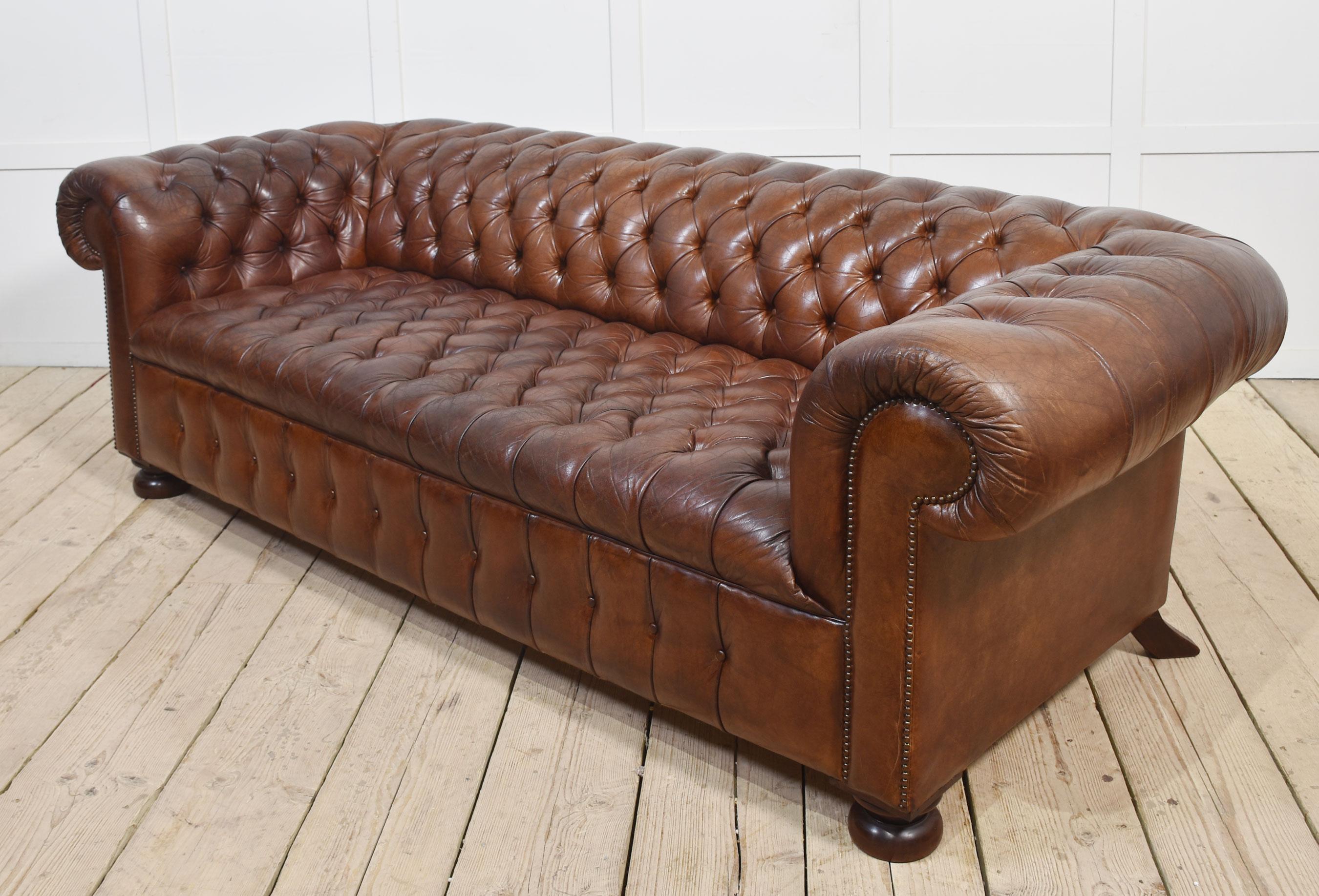 Chesterfield à boutons profonds en cuir Brown en vente 2