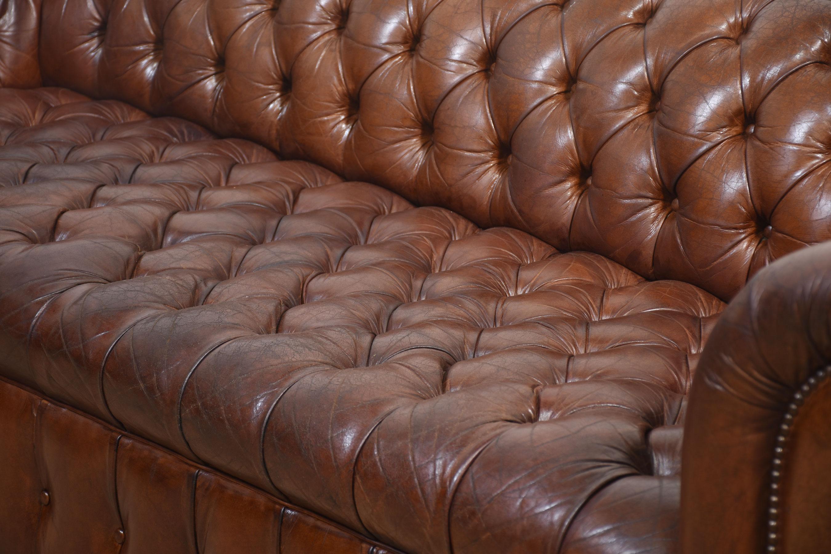 Chesterfield à boutons profonds en cuir Brown en vente 3