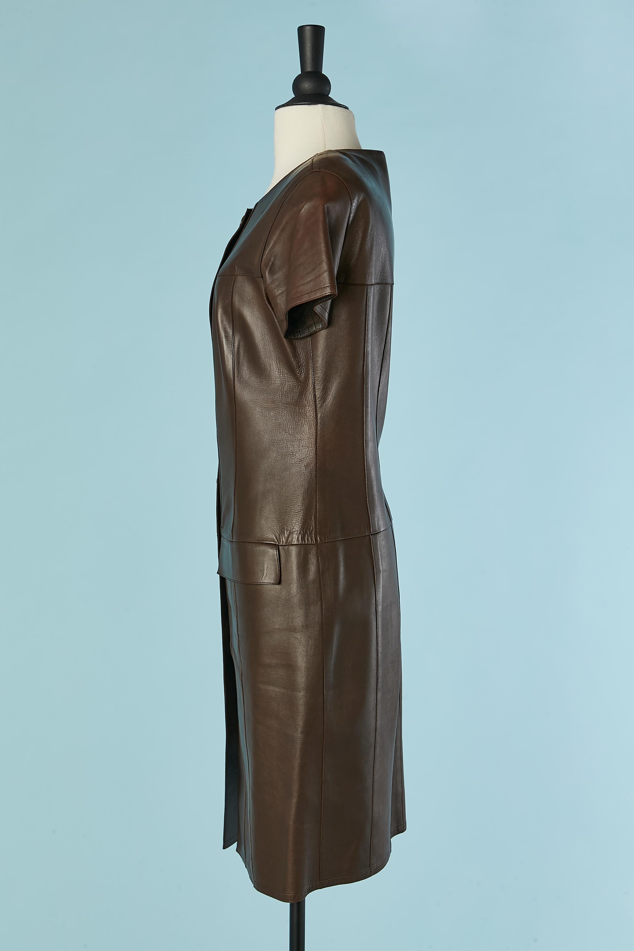Vestido de cuero marrón con mangas cortas CHANEL en venta 1
