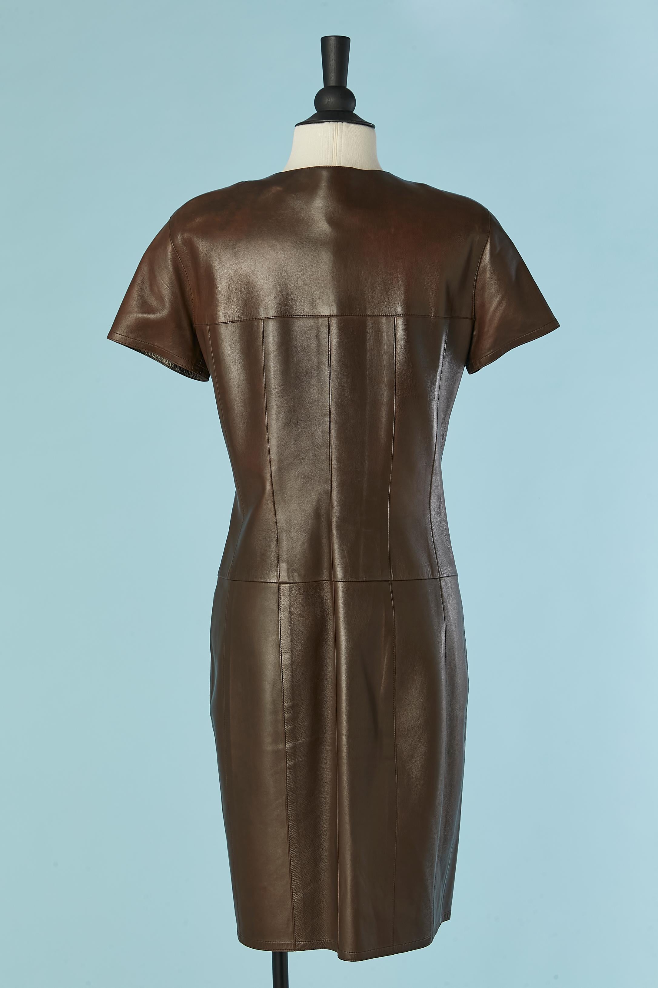 Vestido de cuero marrón con mangas cortas CHANEL en venta 2