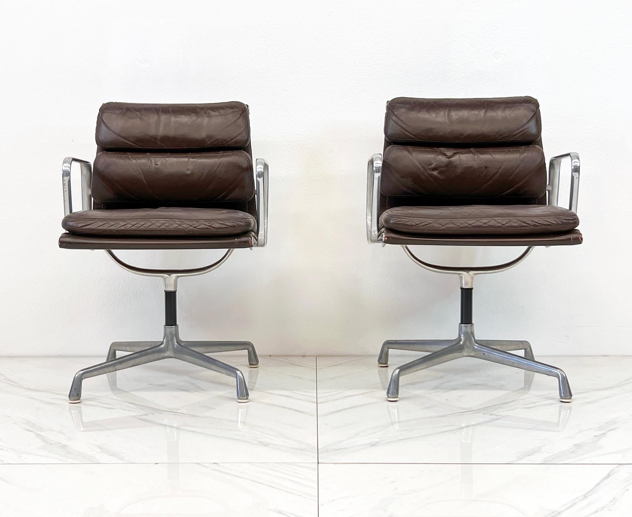 Disponemos ahora mismo de un impresionante par de Sillas Eames Soft Pad de la primera edición, tapizadas en el cuero marrón chocolate de ensueño. Diseñadas por el icónico dúo Charles and Ray Eames, estas sillas son las joyas de mediados de siglo que