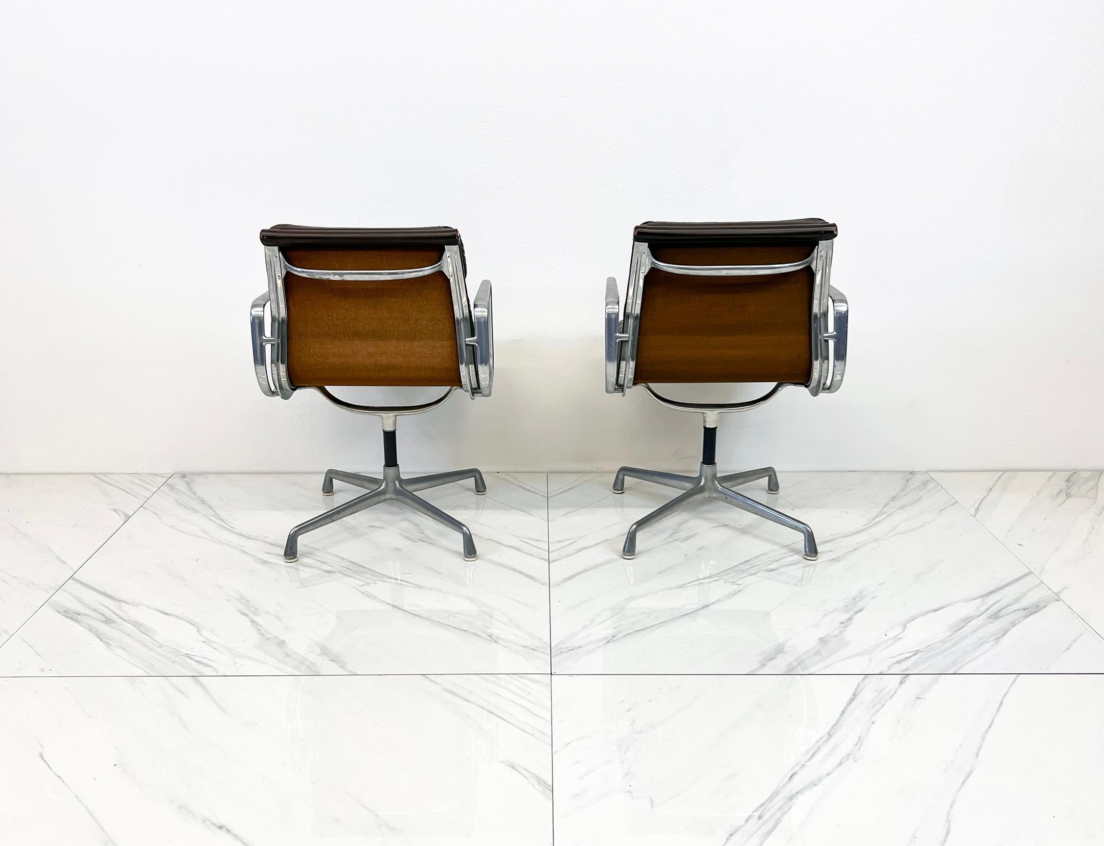 Pareja de sillas Eames Soft Pad de cuero marrón, Herman Miller, años 70 Moderno de mediados de siglo