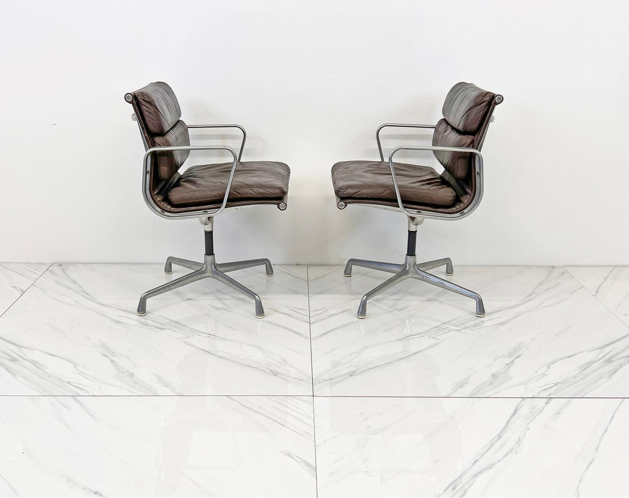 Pareja de sillas Eames Soft Pad de cuero marrón, Herman Miller, años 70 Estadounidense
