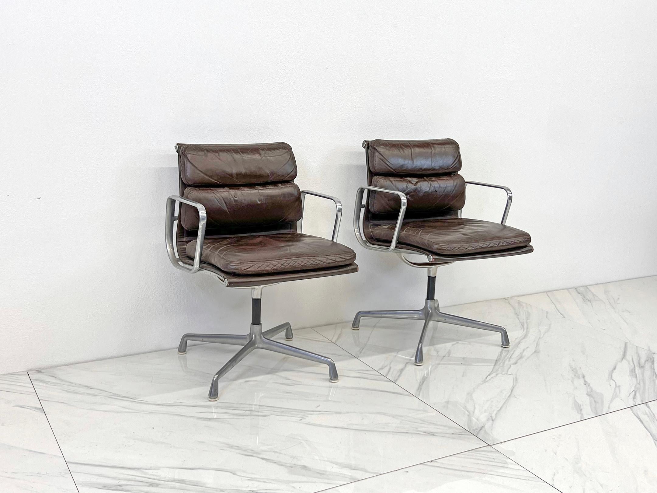 Pareja de sillas Eames Soft Pad de cuero marrón, Herman Miller, años 70 finales del siglo XX