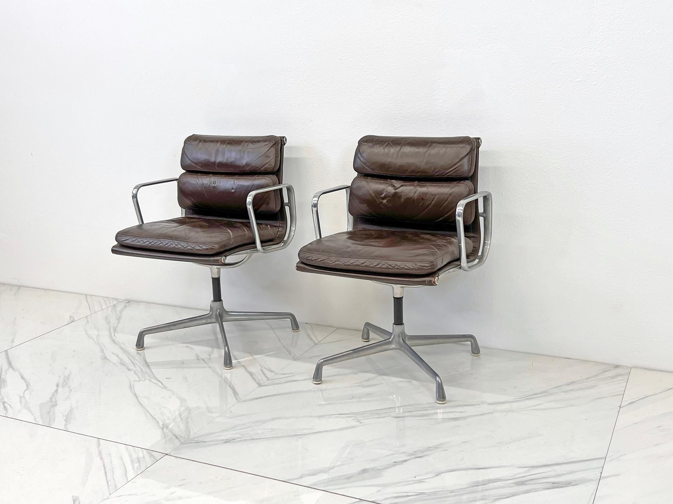 Pareja de sillas Eames Soft Pad de cuero marrón, Herman Miller, años 70 Aluminio
