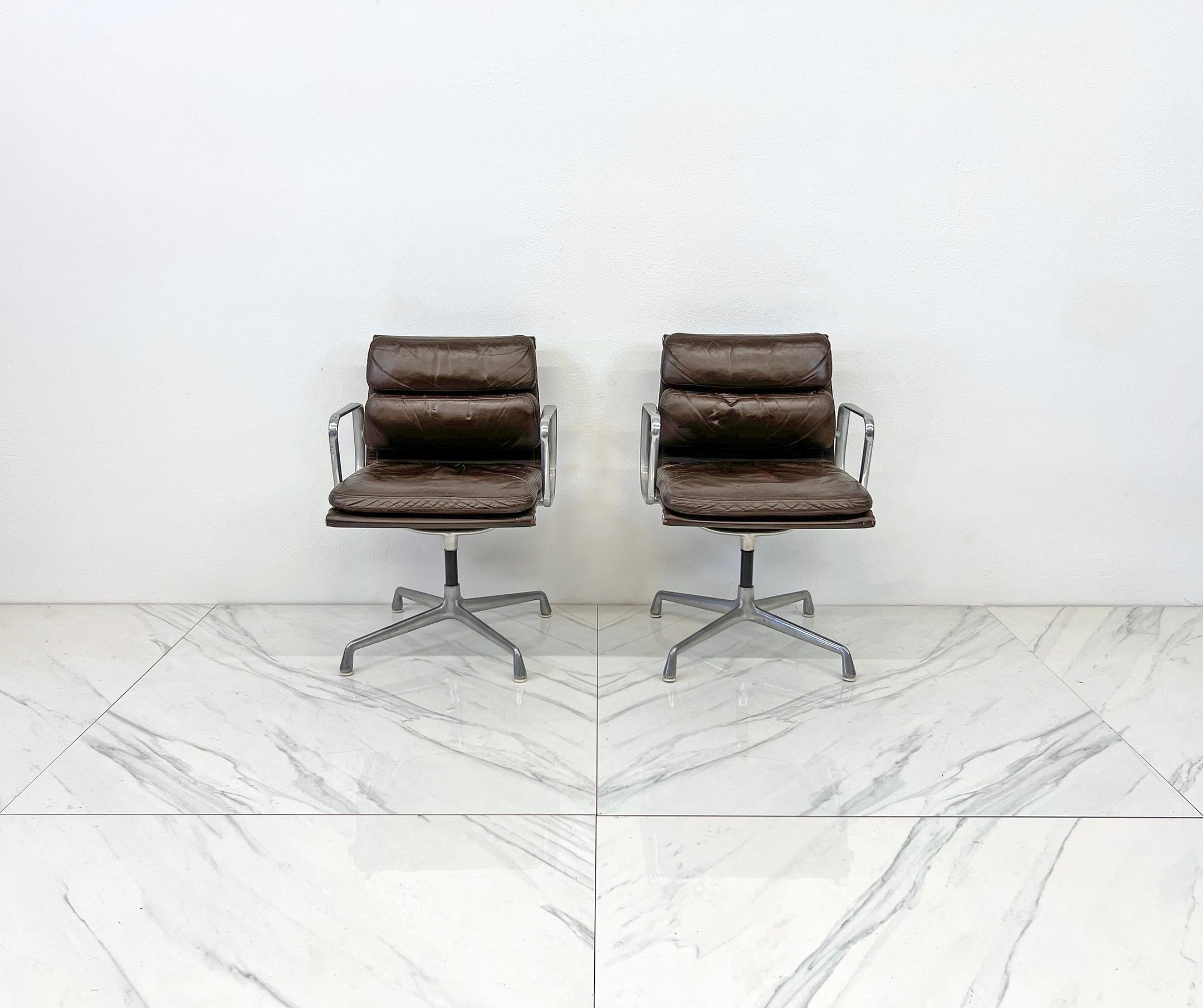 Pareja de sillas Eames Soft Pad de cuero marrón, Herman Miller, años 70 1