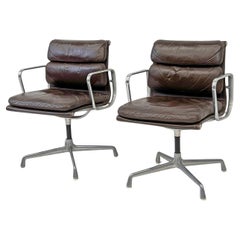 Pareja de sillas Eames Soft Pad de cuero marrón, Herman Miller, años 70