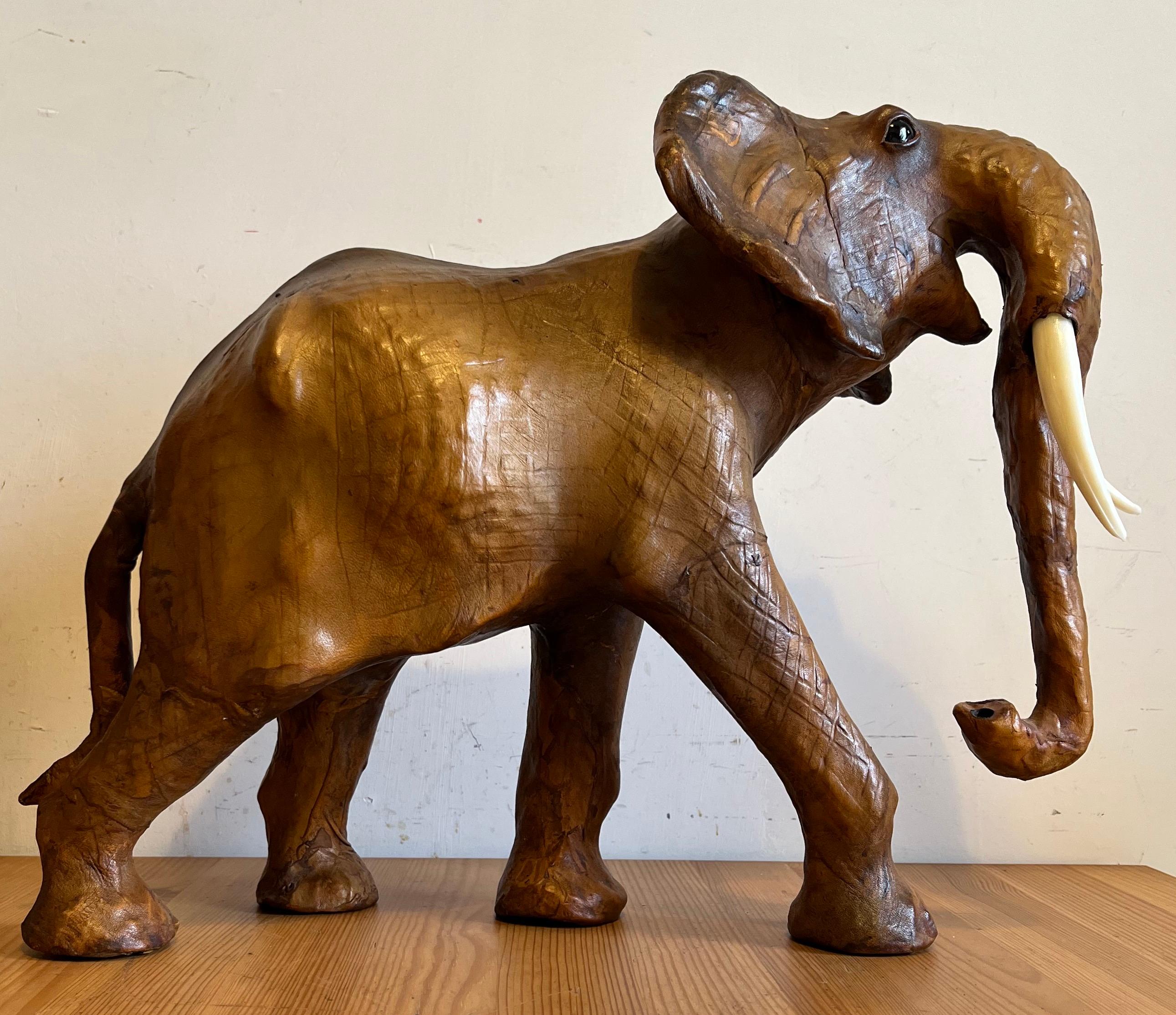 Vintage design
Elephant in leather, eyes in glass, defences are in polyester, made in England, 1960, perfect condition.