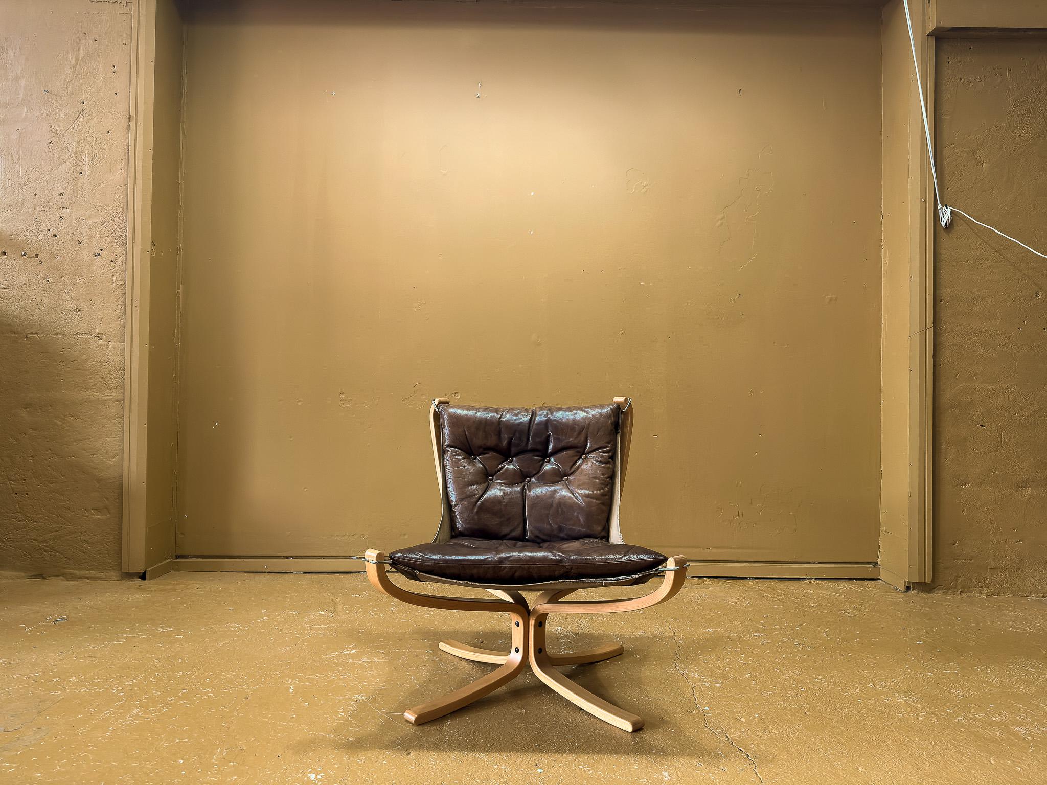 Mid-Century Modern Brown Leather Falcon Chair For Sale