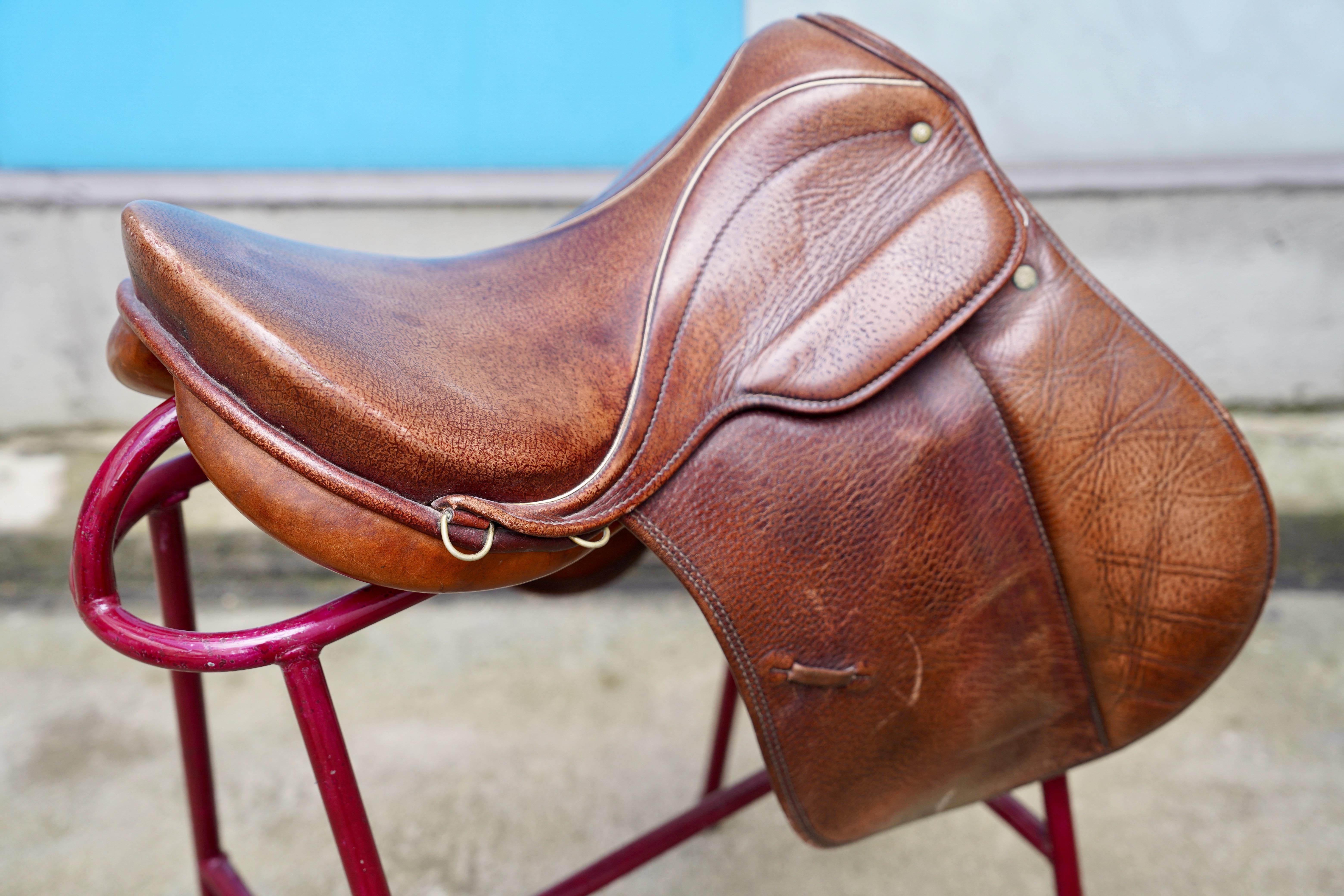Sella per cavalli in pelle marrone usata di alta qualità

Questa squisita sella per cavalli in pelle marrone di alta qualità offre comfort e stile. La sella colpisce per l'artigianato di prima classe e per l'uso di pelle robusta nota per la sua