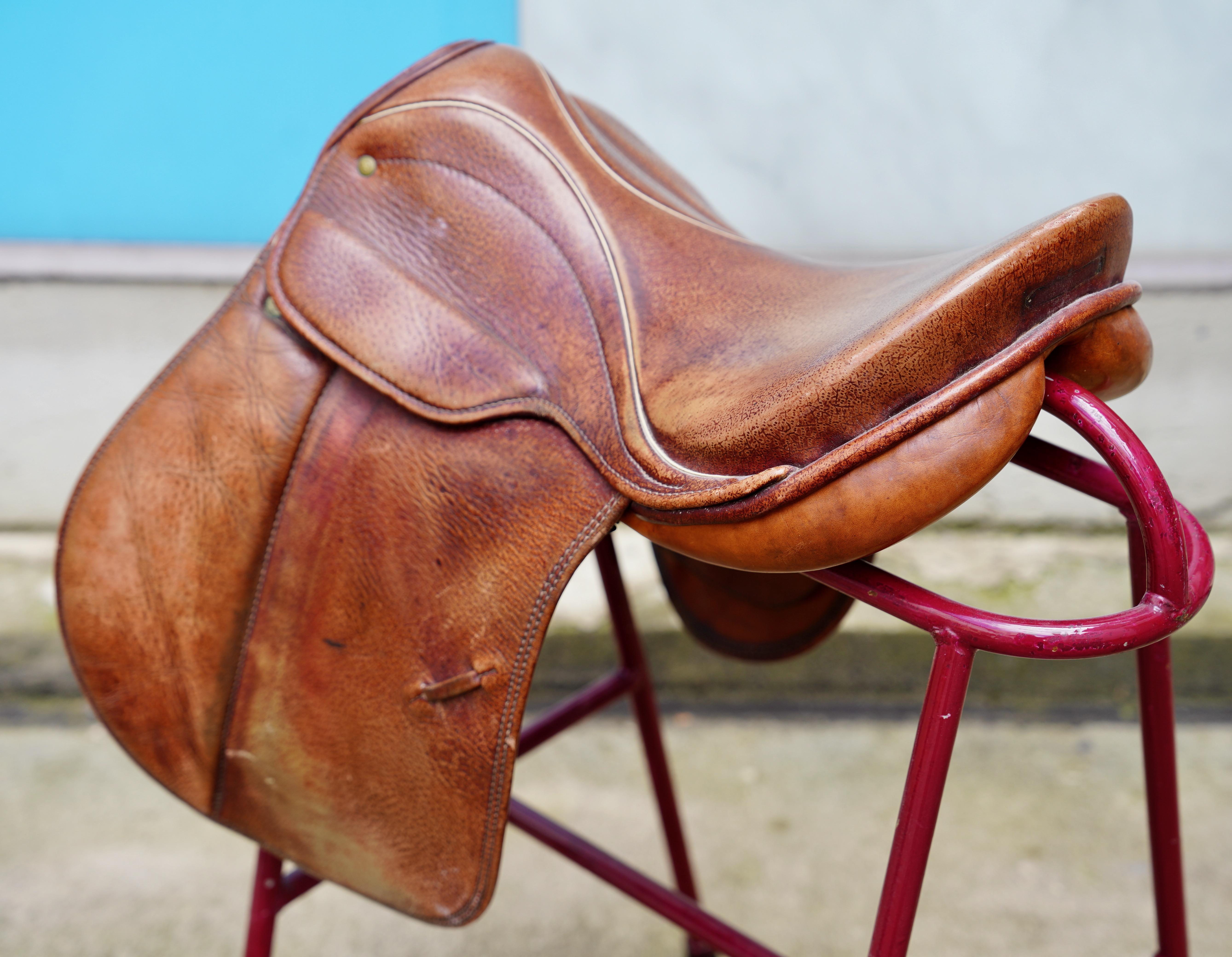 Fatto a mano Sella per cavalli in pelle marrone in vendita