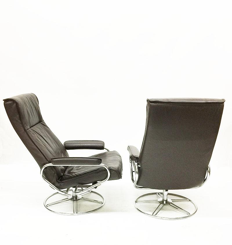 2 fauteuils pivotants KEBE en cuir brun

Années 1970 , Danemark

Châssis chromé et siège en cuir

Les dimensions sont de 92 cm de haut, 56 cm de large et 52 cm de profondeur.
Le siège a une hauteur de 40 cm

Le poids des chaises est de 17