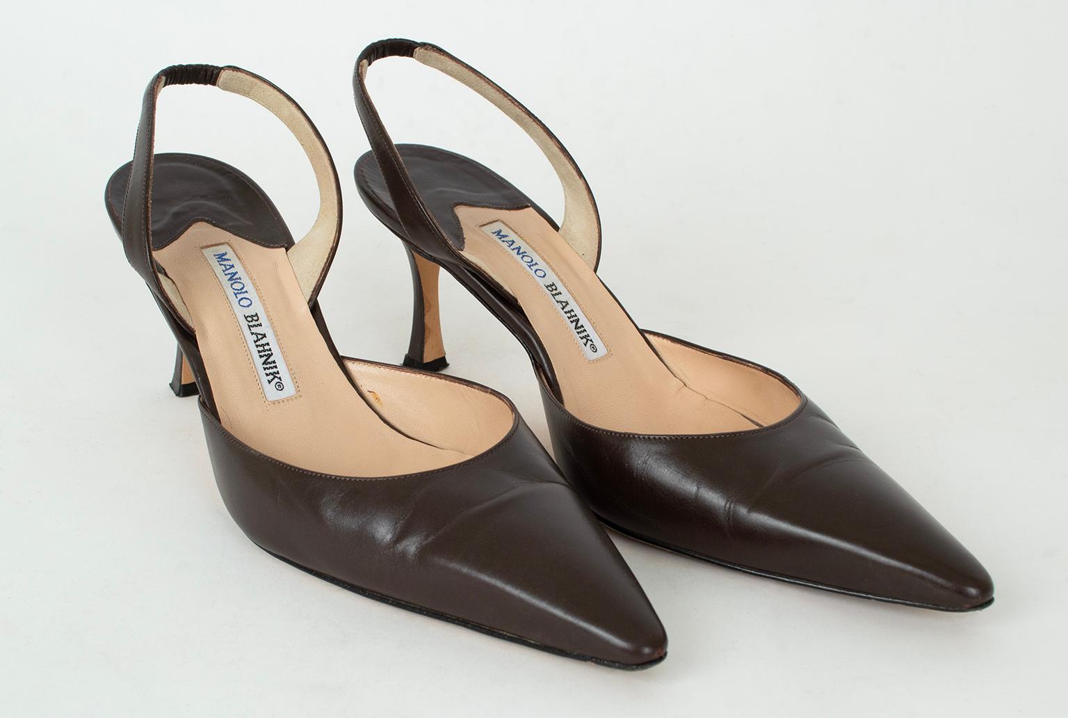 Die einzigartige Carolyne, 1986 für die Künstlerin Carolyne Roehm entworfen. Er ist der Inbegriff müheloser Eleganz und passt zu jedem Anlass, jedem Outfit und jeder Ästhetik.

Slingback-Pumps 
