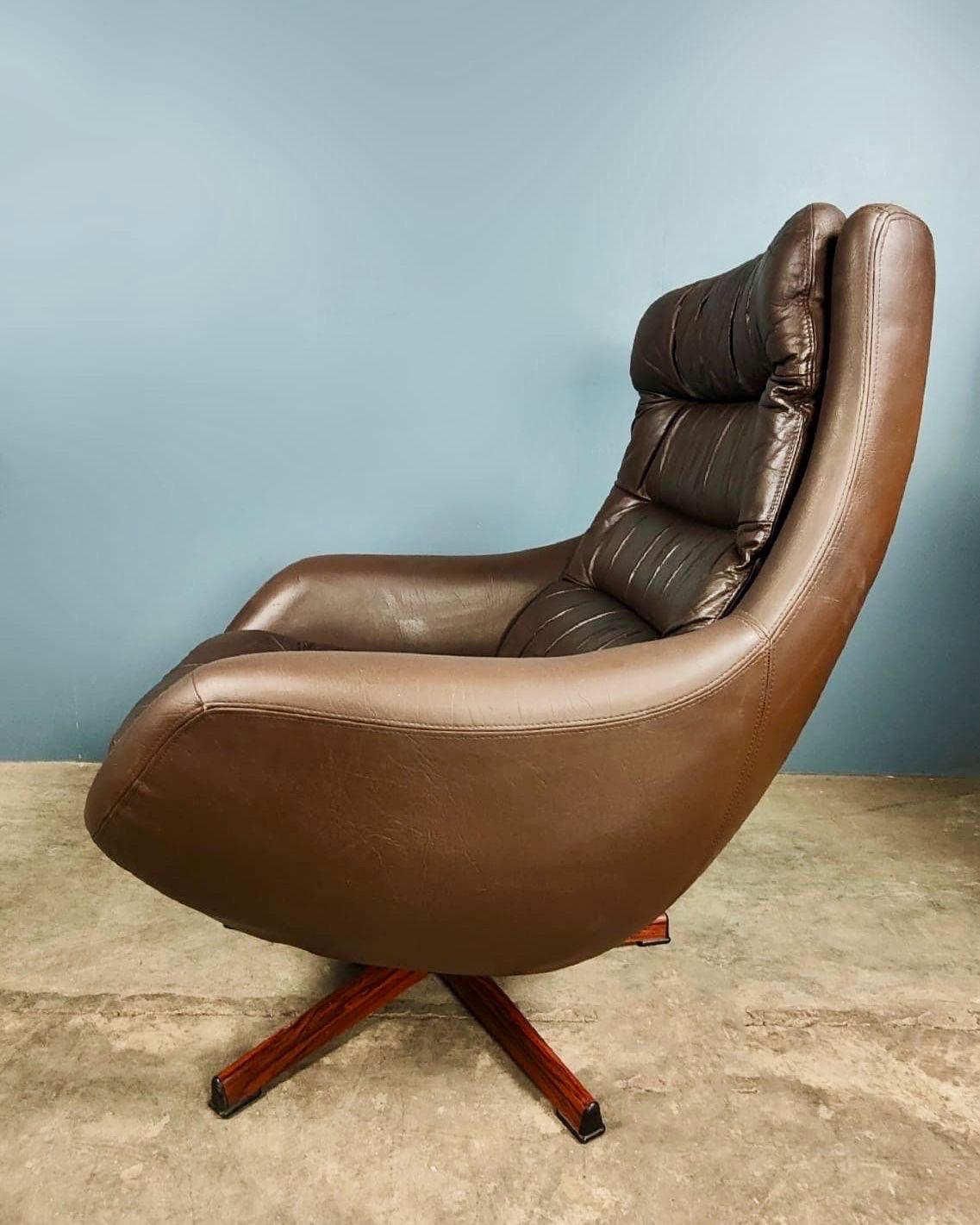 Brown Leather Mid Century Overman Swedish Swivel Lounge Chair Vintage Retro MCM In Excellent Condition In Cambridge, GB