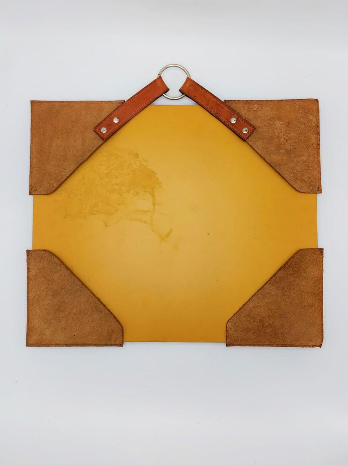 Français Miroir en cuir Brown dans le style de Hermes Paris, 20ème siècle en vente