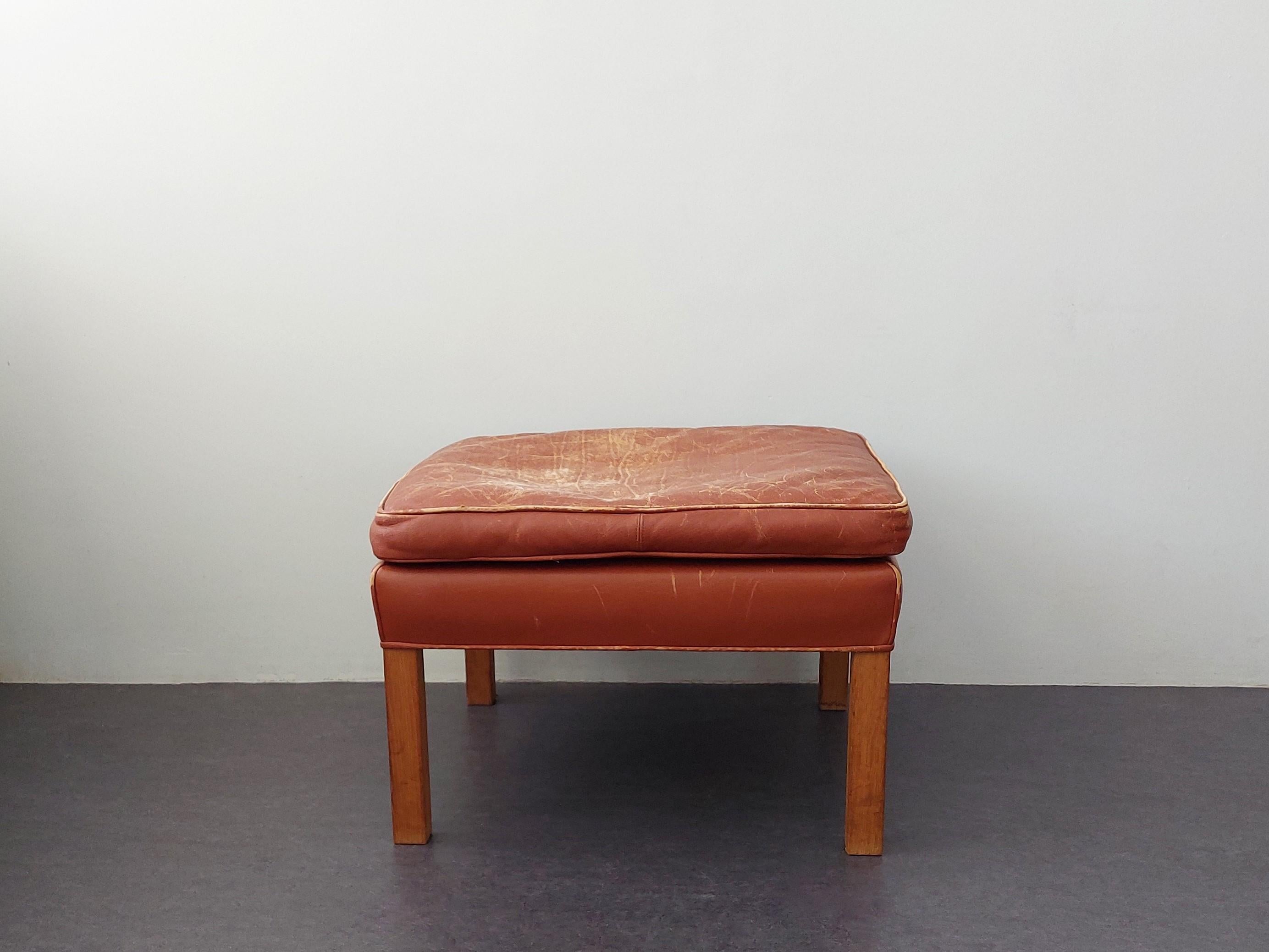 This brownd leather ottoman was designed by Børge Mogensen for Fredericia Furniture in Denmark in 1963. This piece was originally designed together with the matching Wingchair. All returned to his earlier design of 1962 with adusted specific