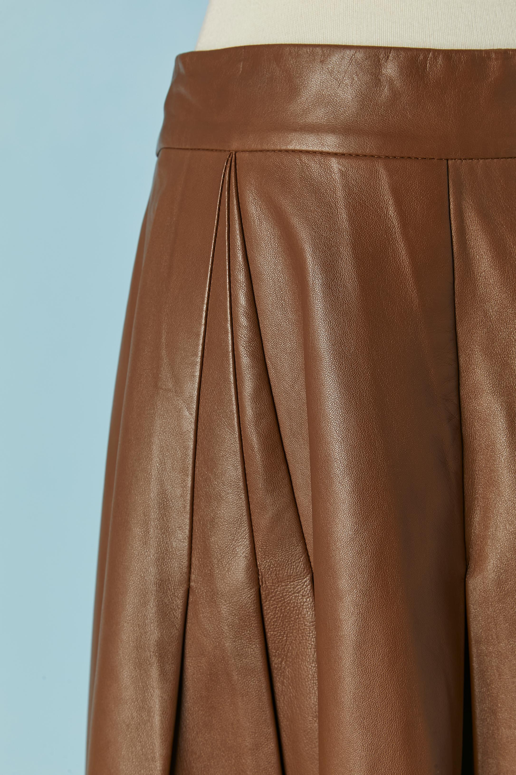 Brown leather pleated skirt. Main fabric: genuine leather. Lining: silk. 
Zip and hook&eye in the middle back
SIZE 42 (Fr) L 