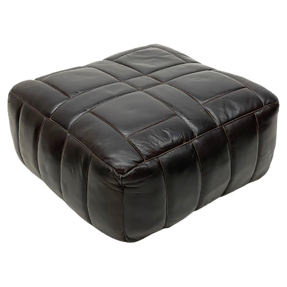 Pouf aus braunem Leder im Angebot