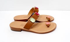 Sandalias de piel marrón con detalles de piedras preciosas de imitación de colores